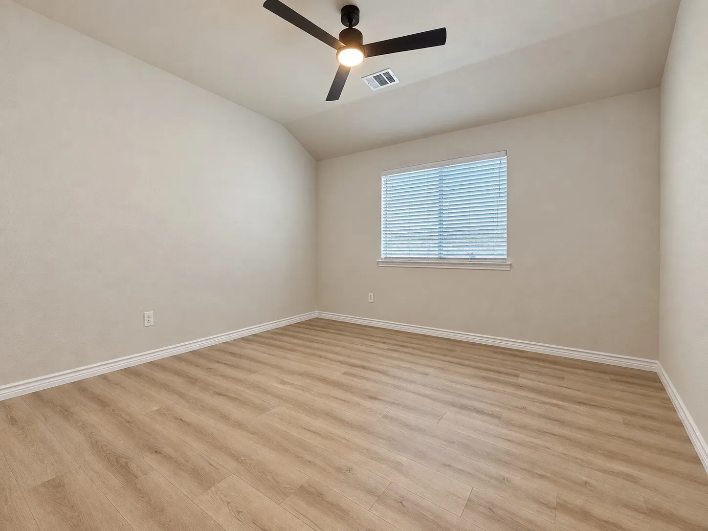 Single Family Residence For Rent in Denton County , 1911 Plantation Parkway, Savannah, Texas 76227, 4 Bedroom, 3 Bathroom, 2 Garage spaces, 2,640 Sqft, built in 2005, mls#21379688, Real Estate Agent in Savannah, Homes For Rent in Denton county, Homes For Rent in Savannah, Realtor in Savannah Texas, Real Estate Brokerage Independent Realty Texas, Luminita Cordes Realtor
