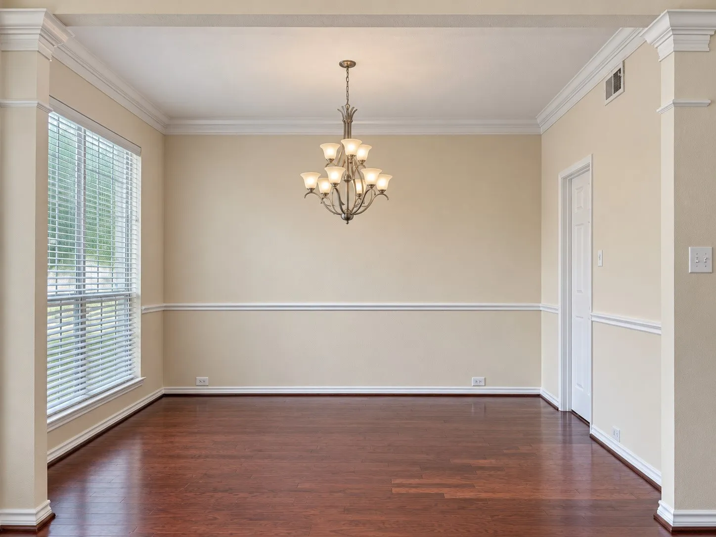 Single Family Residence For Rent in Dallas County , 8723 Stonecrest Drive, Irving, Texas 75063, 3 Bedroom, 3 Bathroom, 2 Garage spaces, 2,160 Sqft, built in 1995, mls#21379690, Real Estate Agent in Irving, Homes For Rent in Dallas county, Homes For Rent in Irving, Realtor in Irving Texas, Real Estate Brokerage Independent Realty Texas, Luminita Cordes Realtor