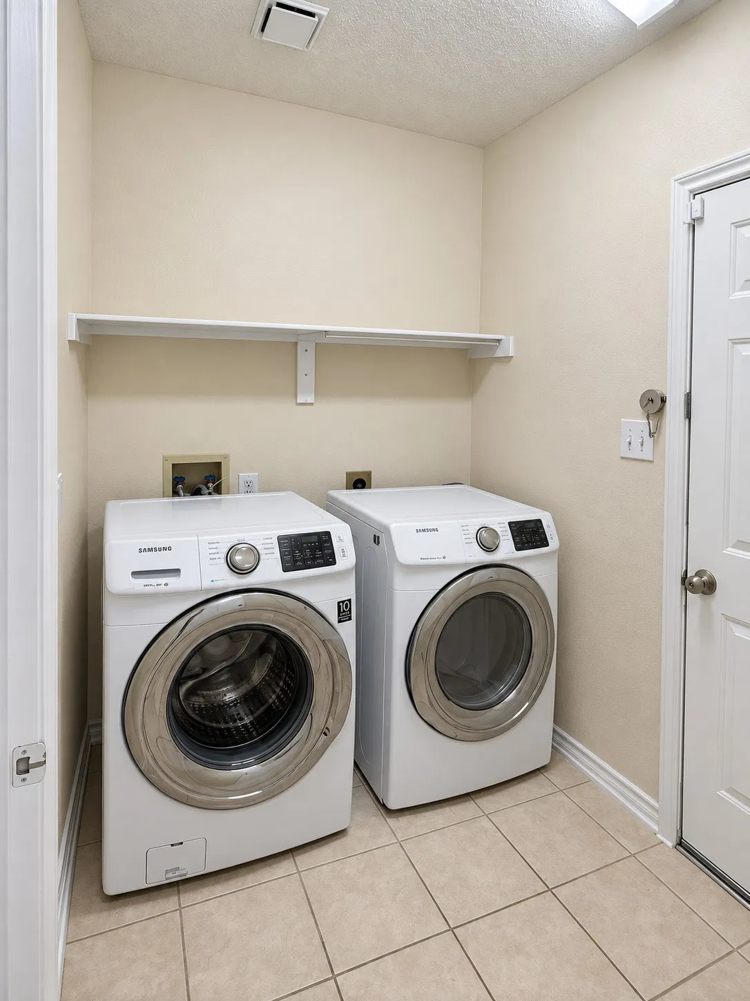 Single Family Residence For Rent in Dallas County , 8723 Stonecrest Drive, Irving, Texas 75063, 3 Bedroom, 3 Bathroom, 2 Garage spaces, 2,160 Sqft, built in 1995, mls#21379690, Real Estate Agent in Irving, Homes For Rent in Dallas county, Homes For Rent in Irving, Realtor in Irving Texas, Real Estate Brokerage Independent Realty Texas, Luminita Cordes Realtor
