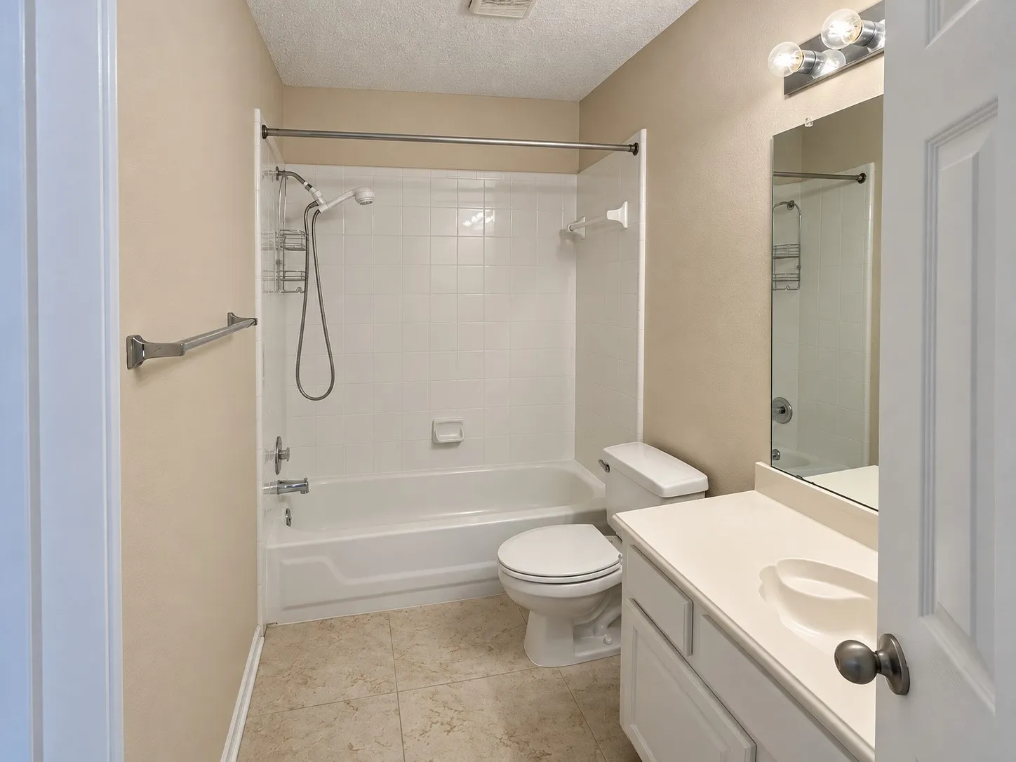 Single Family Residence For Rent in Dallas County , 8723 Stonecrest Drive, Irving, Texas 75063, 3 Bedroom, 3 Bathroom, 2 Garage spaces, 2,160 Sqft, built in 1995, mls#21379690, Real Estate Agent in Irving, Homes For Rent in Dallas county, Homes For Rent in Irving, Realtor in Irving Texas, Real Estate Brokerage Independent Realty Texas, Luminita Cordes Realtor