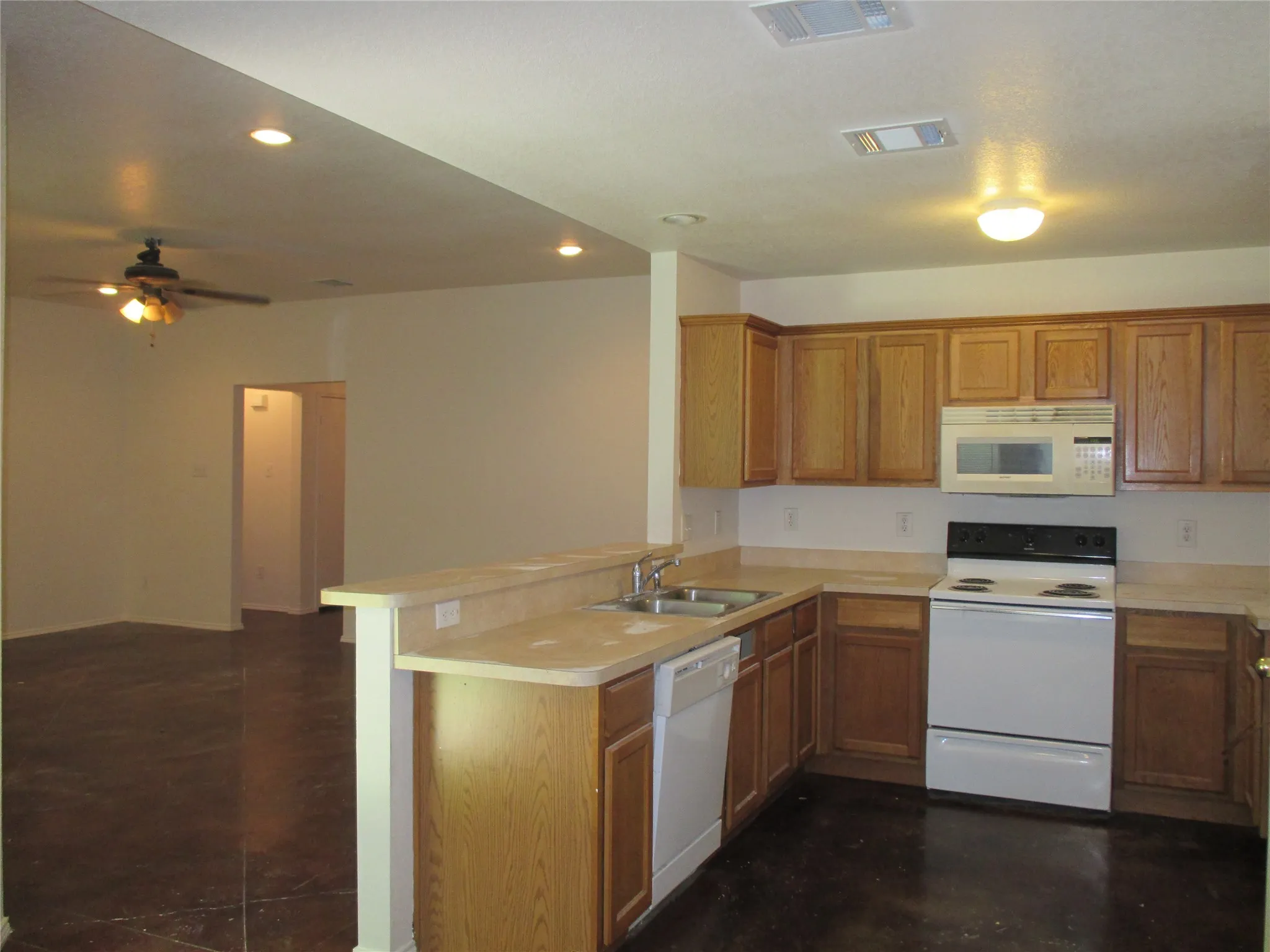 Single Family Residence For Sale in Tarrant County , 719 Hallvale Drive, White Settlement, Texas 76108, 4 Bedroom, 2 Bathroom, 2 Garage spaces, 1,610 Sqft, built in 2006, mls#21378010, Real Estate Agent in White Settlement, Homes For Sale in Tarrant county, Homes For Sale in White Settlement, Realtor in White Settlement Texas, Real Estate Brokerage Independent Realty Texas, Luminita Cordes Realtor