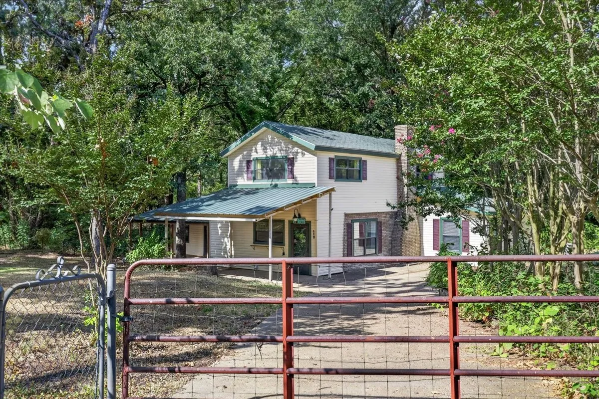 Single Family Residence For Sale in Henderson County , 110 Hidalgo Loop, Payne Springs, Texas 75156, 3 Bedroom, 2 Bathroom, 2 Garage spaces, 1,938 Sqft, built in 1962, mls#21376724, Real Estate Agent in Payne Springs, Homes For Sale in Henderson county, Homes For Sale in Payne Springs, Realtor in Payne Springs Texas, Real Estate Brokerage Independent Realty Texas, Luminita Cordes Realtor
