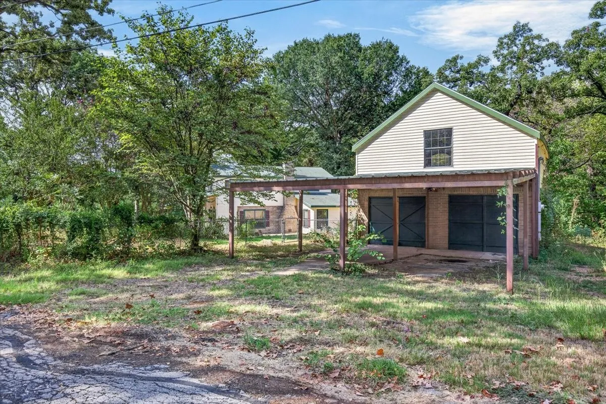 Single Family Residence For Sale in Henderson County , 110 Hidalgo Loop, Payne Springs, Texas 75156, 3 Bedroom, 2 Bathroom, 2 Garage spaces, 1,938 Sqft, built in 1962, mls#21376724, Real Estate Agent in Payne Springs, Homes For Sale in Henderson county, Homes For Sale in Payne Springs, Realtor in Payne Springs Texas, Real Estate Brokerage Independent Realty Texas, Luminita Cordes Realtor