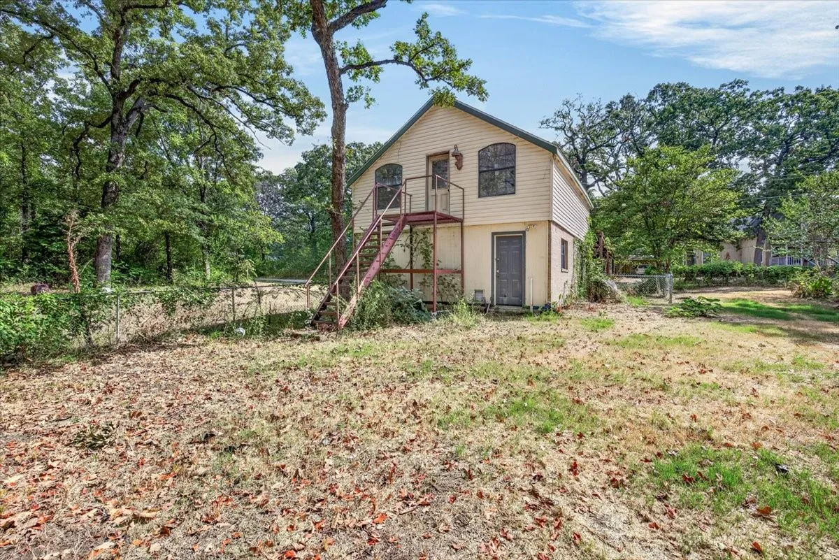 Single Family Residence For Sale in Henderson County , 110 Hidalgo Loop, Payne Springs, Texas 75156, 3 Bedroom, 2 Bathroom, 2 Garage spaces, 1,938 Sqft, built in 1962, mls#21376724, Real Estate Agent in Payne Springs, Homes For Sale in Henderson county, Homes For Sale in Payne Springs, Realtor in Payne Springs Texas, Real Estate Brokerage Independent Realty Texas, Luminita Cordes Realtor