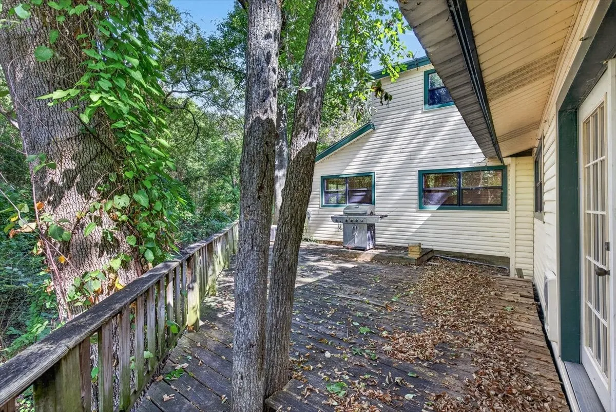 Single Family Residence For Sale in Henderson County , 110 Hidalgo Loop, Payne Springs, Texas 75156, 3 Bedroom, 2 Bathroom, 2 Garage spaces, 1,938 Sqft, built in 1962, mls#21376724, Real Estate Agent in Payne Springs, Homes For Sale in Henderson county, Homes For Sale in Payne Springs, Realtor in Payne Springs Texas, Real Estate Brokerage Independent Realty Texas, Luminita Cordes Realtor