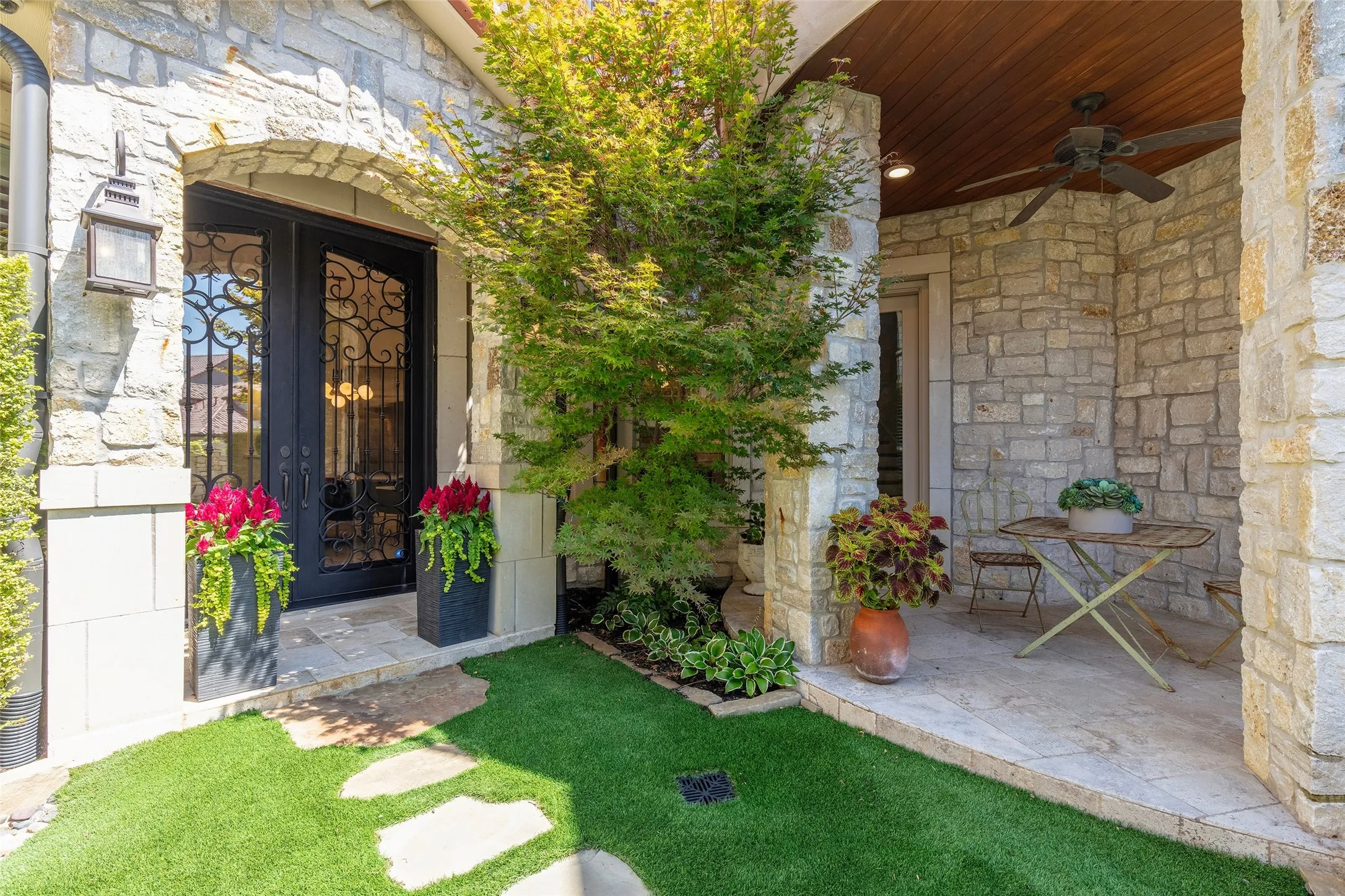 Single Family Residence For Sale in Collin County , 6800 Dalmatia Drive, Mc Kinney, Texas 75072, 4 Bedroom, 4 Bathroom, 2 Garage spaces, 3,071 Sqft, built in 2015, mls#21375487, Real Estate Agent in Mc Kinney, Homes For Sale in Collin county, Homes For Sale in Mc Kinney, Realtor in Mc Kinney Texas, Real Estate Brokerage Independent Realty Texas, Luminita Cordes Realtor