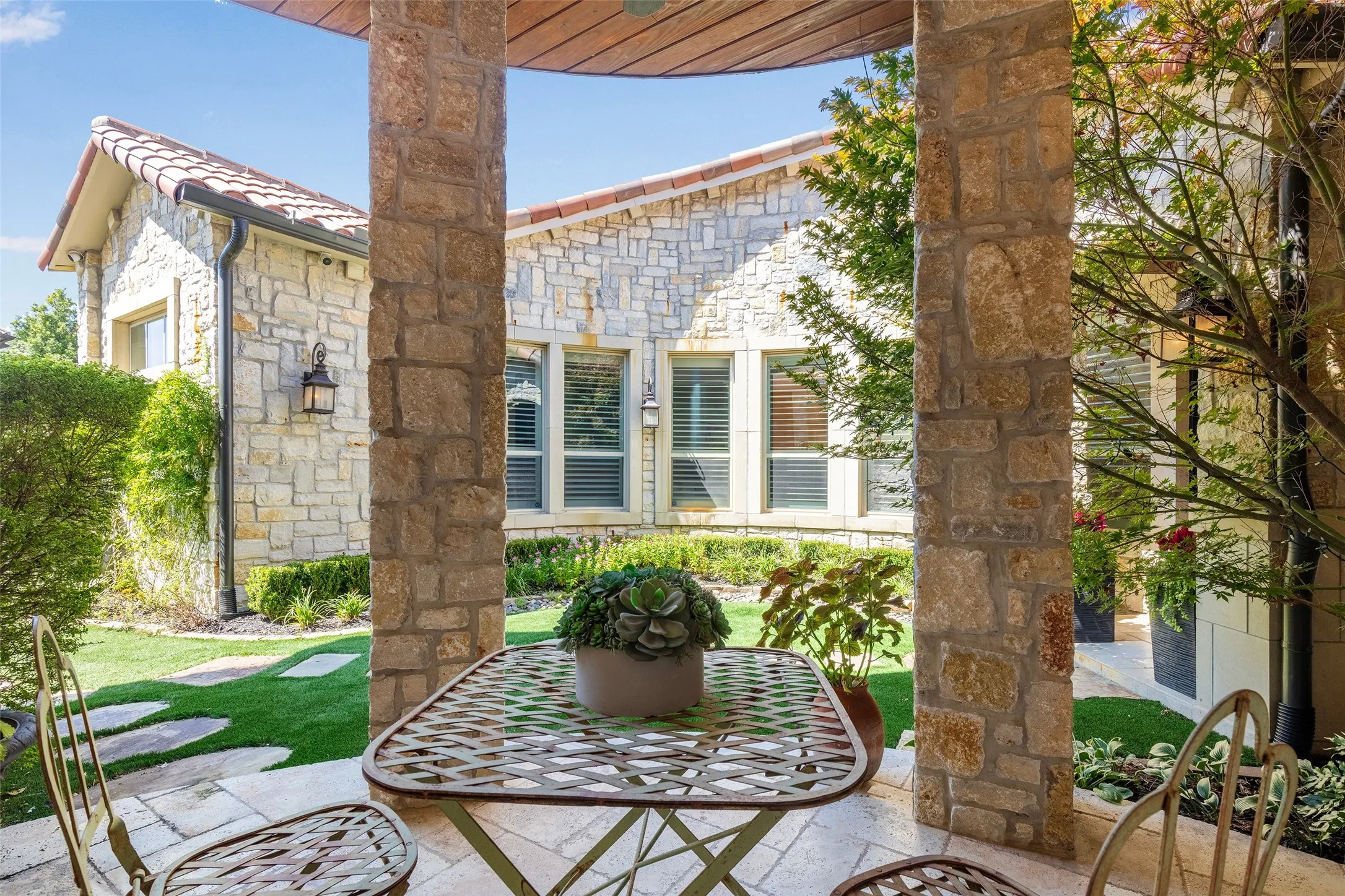 Single Family Residence For Sale in Collin County , 6800 Dalmatia Drive, Mc Kinney, Texas 75072, 4 Bedroom, 4 Bathroom, 2 Garage spaces, 3,071 Sqft, built in 2015, mls#21375487, Real Estate Agent in Mc Kinney, Homes For Sale in Collin county, Homes For Sale in Mc Kinney, Realtor in Mc Kinney Texas, Real Estate Brokerage Independent Realty Texas, Luminita Cordes Realtor