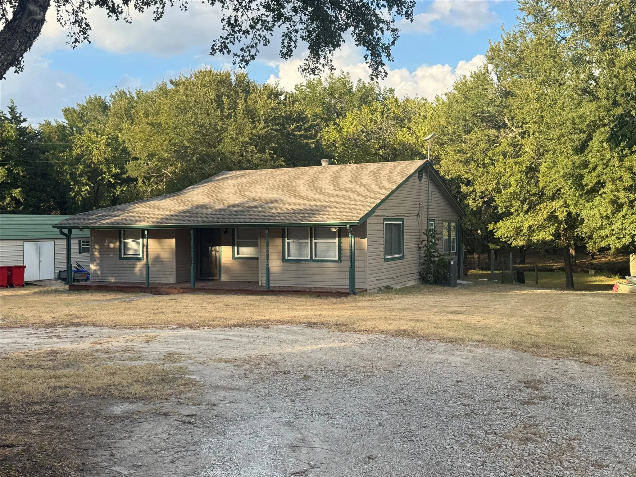 Single Family Residence For Rent in Fannin County , 288 County Road 4430, Whitewright, Texas 75491, 3 Bedroom, 2 Bathroom, Garage spaces, 1,391 Sqft, built in 1992, mls#21379694, Real Estate Agent in Whitewright, Homes For Rent in Fannin county, Homes For Rent in Whitewright, Realtor in Whitewright Texas, Real Estate Brokerage Independent Realty Texas, Luminita Cordes Realtor
