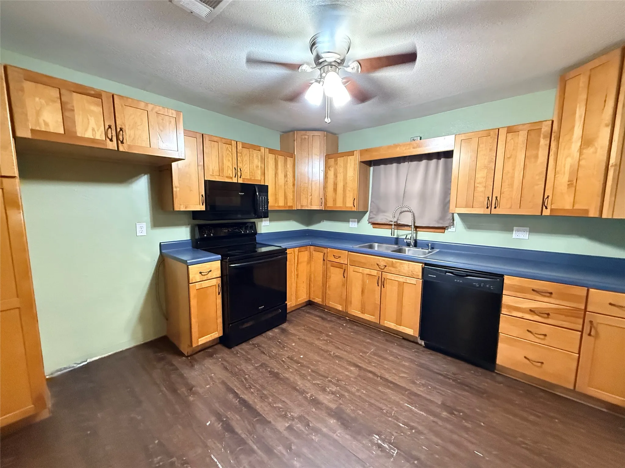 Single Family Residence For Rent in Fannin County , 288 County Road 4430, Whitewright, Texas 75491, 3 Bedroom, 2 Bathroom, Garage spaces, 1,391 Sqft, built in 1992, mls#21379694, Real Estate Agent in Whitewright, Homes For Rent in Fannin county, Homes For Rent in Whitewright, Realtor in Whitewright Texas, Real Estate Brokerage Independent Realty Texas, Luminita Cordes Realtor