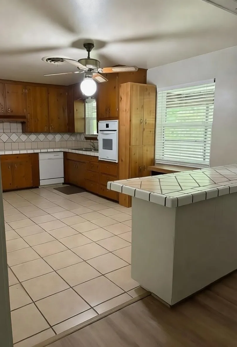 Single Family Residence For Sale in Tarrant County , 125 Glenhaven Drive, Azle, Texas 76020, 3 Bedroom, 2 Bathroom, Garage spaces, 1,368 Sqft, built in 1960, mls#21379698, Real Estate Agent in Azle, Homes For Sale in Tarrant county, Homes For Sale in Azle, Realtor in Azle Texas, Real Estate Brokerage Independent Realty Texas, Luminita Cordes Realtor