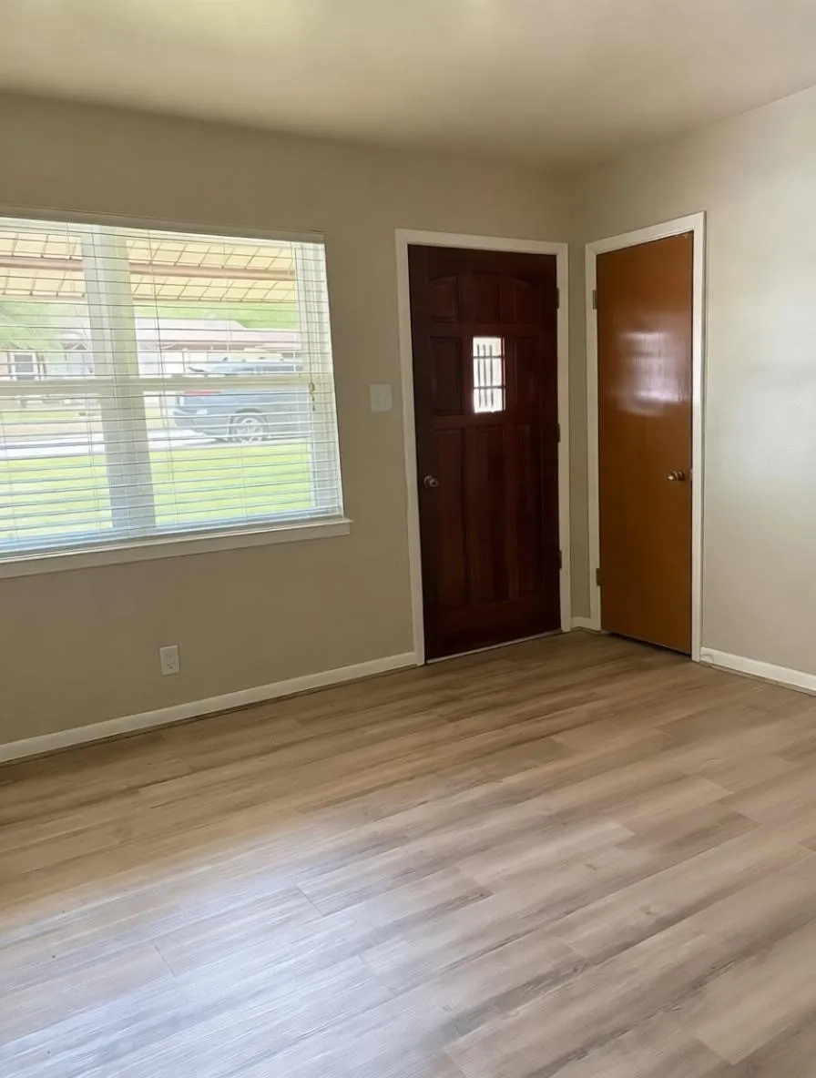 Living room. Entry