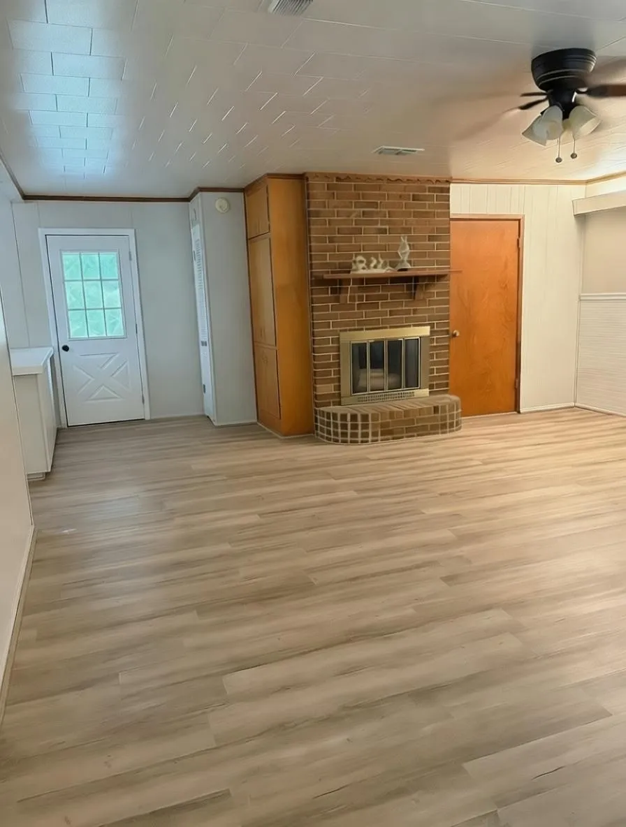 Single Family Residence For Sale in Tarrant County , 125 Glenhaven Drive, Azle, Texas 76020, 3 Bedroom, 2 Bathroom, Garage spaces, 1,368 Sqft, built in 1960, mls#21379698, Real Estate Agent in Azle, Homes For Sale in Tarrant county, Homes For Sale in Azle, Realtor in Azle Texas, Real Estate Brokerage Independent Realty Texas, Luminita Cordes Realtor