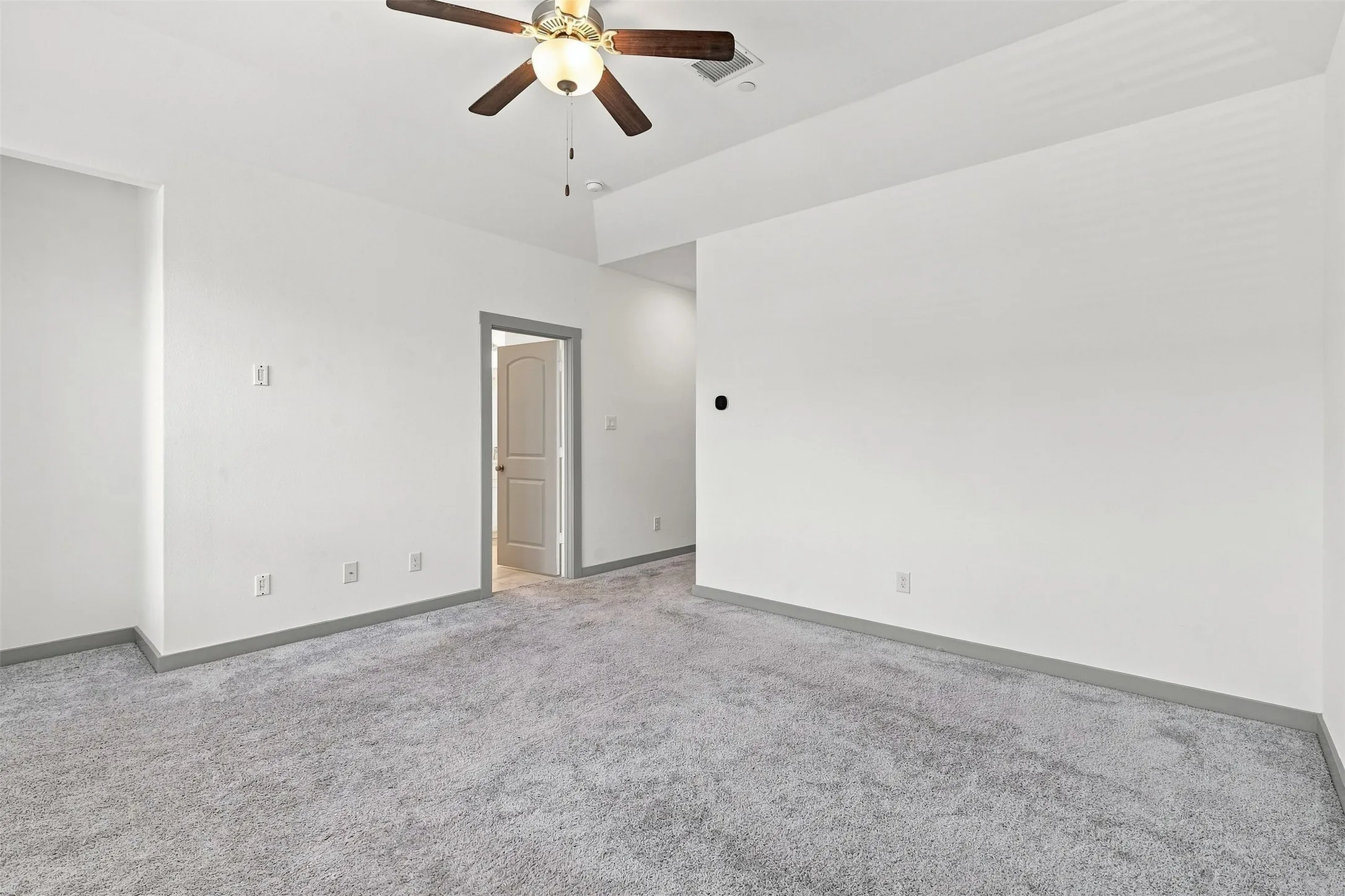 Single Family Residence For Sale in Denton County , 4865 Paddock Trail, Carrollton, Texas 75010, 3 Bedroom, 3 Bathroom, 2 Garage spaces, 2,259 Sqft, built in 2018, mls#21379693, Real Estate Agent in Carrollton, Homes For Sale in Denton county, Homes For Sale in Carrollton, Realtor in Carrollton Texas, Real Estate Brokerage Independent Realty Texas, Luminita Cordes Realtor