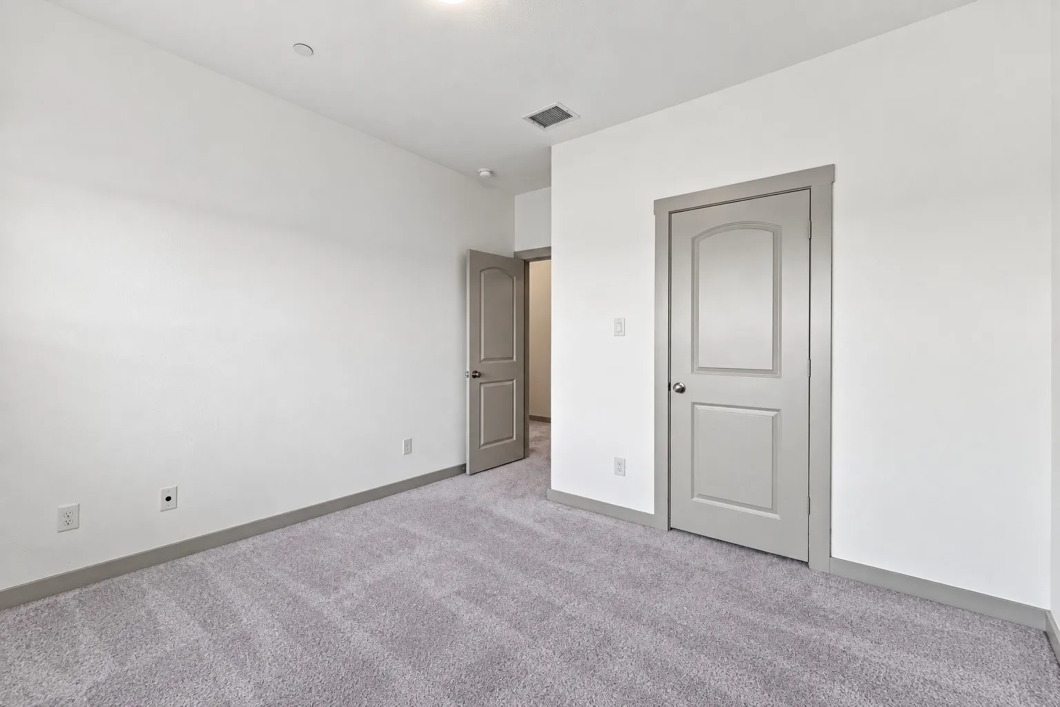 Single Family Residence For Sale in Denton County , 4865 Paddock Trail, Carrollton, Texas 75010, 3 Bedroom, 3 Bathroom, 2 Garage spaces, 2,259 Sqft, built in 2018, mls#21379693, Real Estate Agent in Carrollton, Homes For Sale in Denton county, Homes For Sale in Carrollton, Realtor in Carrollton Texas, Real Estate Brokerage Independent Realty Texas, Luminita Cordes Realtor