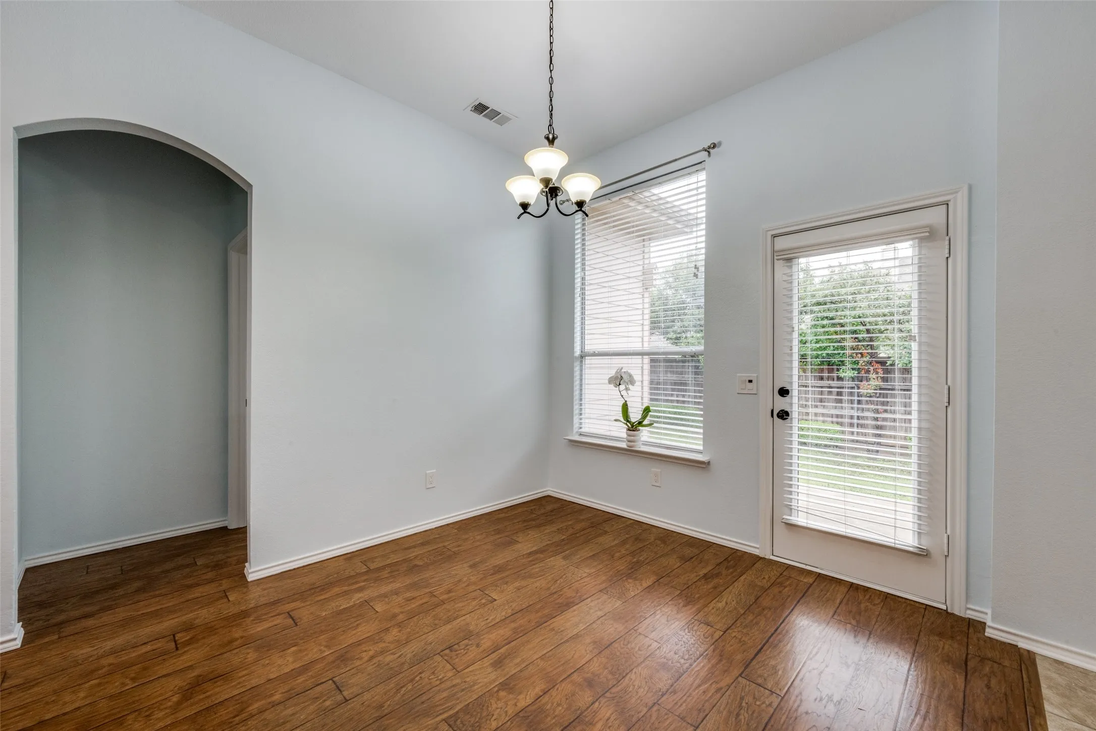 Single Family Residence For Rent in Denton County , 1617 Redwood Drive, Corinth, Texas 76210, 4 Bedroom, 3 Bathroom, 2 Garage spaces, 2,110 Sqft, built in 1999, mls#21379702, Real Estate Agent in Corinth, Homes For Rent in Denton county, Homes For Rent in Corinth, Realtor in Corinth Texas, Real Estate Brokerage Independent Realty Texas, Luminita Cordes Realtor