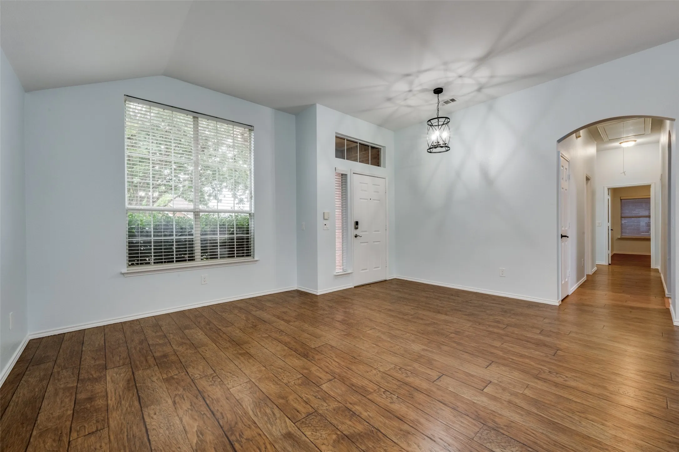 Single Family Residence For Rent in Denton County , 1617 Redwood Drive, Corinth, Texas 76210, 4 Bedroom, 3 Bathroom, 2 Garage spaces, 2,110 Sqft, built in 1999, mls#21379702, Real Estate Agent in Corinth, Homes For Rent in Denton county, Homes For Rent in Corinth, Realtor in Corinth Texas, Real Estate Brokerage Independent Realty Texas, Luminita Cordes Realtor