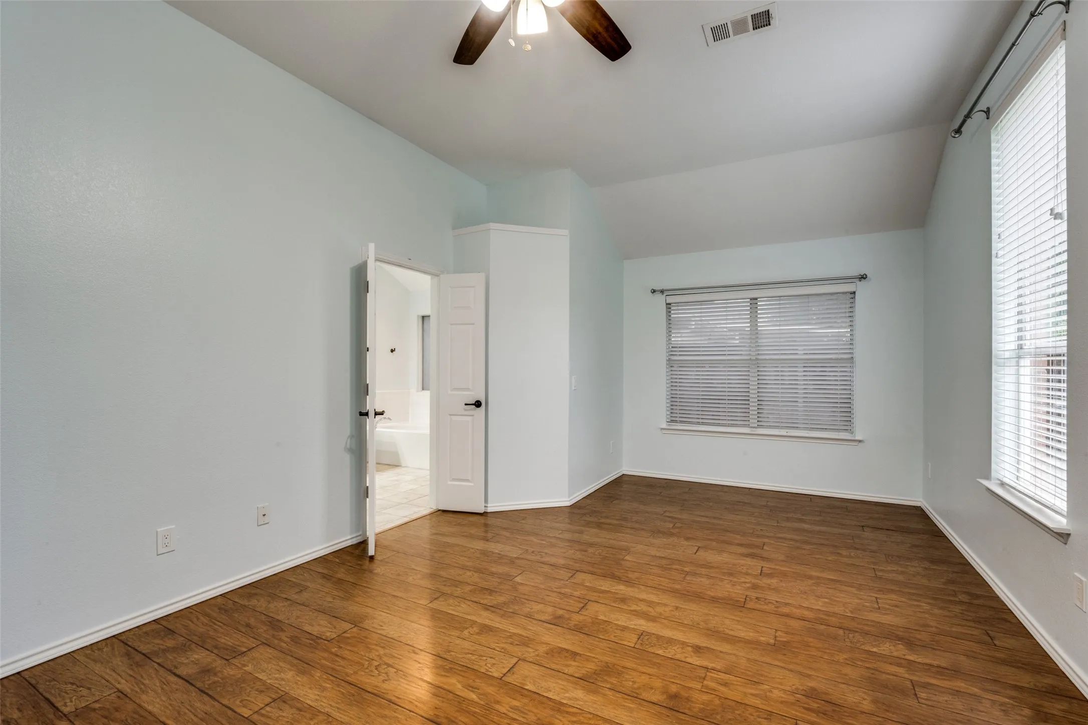 Single Family Residence For Rent in Denton County , 1617 Redwood Drive, Corinth, Texas 76210, 4 Bedroom, 3 Bathroom, 2 Garage spaces, 2,110 Sqft, built in 1999, mls#21379702, Real Estate Agent in Corinth, Homes For Rent in Denton county, Homes For Rent in Corinth, Realtor in Corinth Texas, Real Estate Brokerage Independent Realty Texas, Luminita Cordes Realtor
