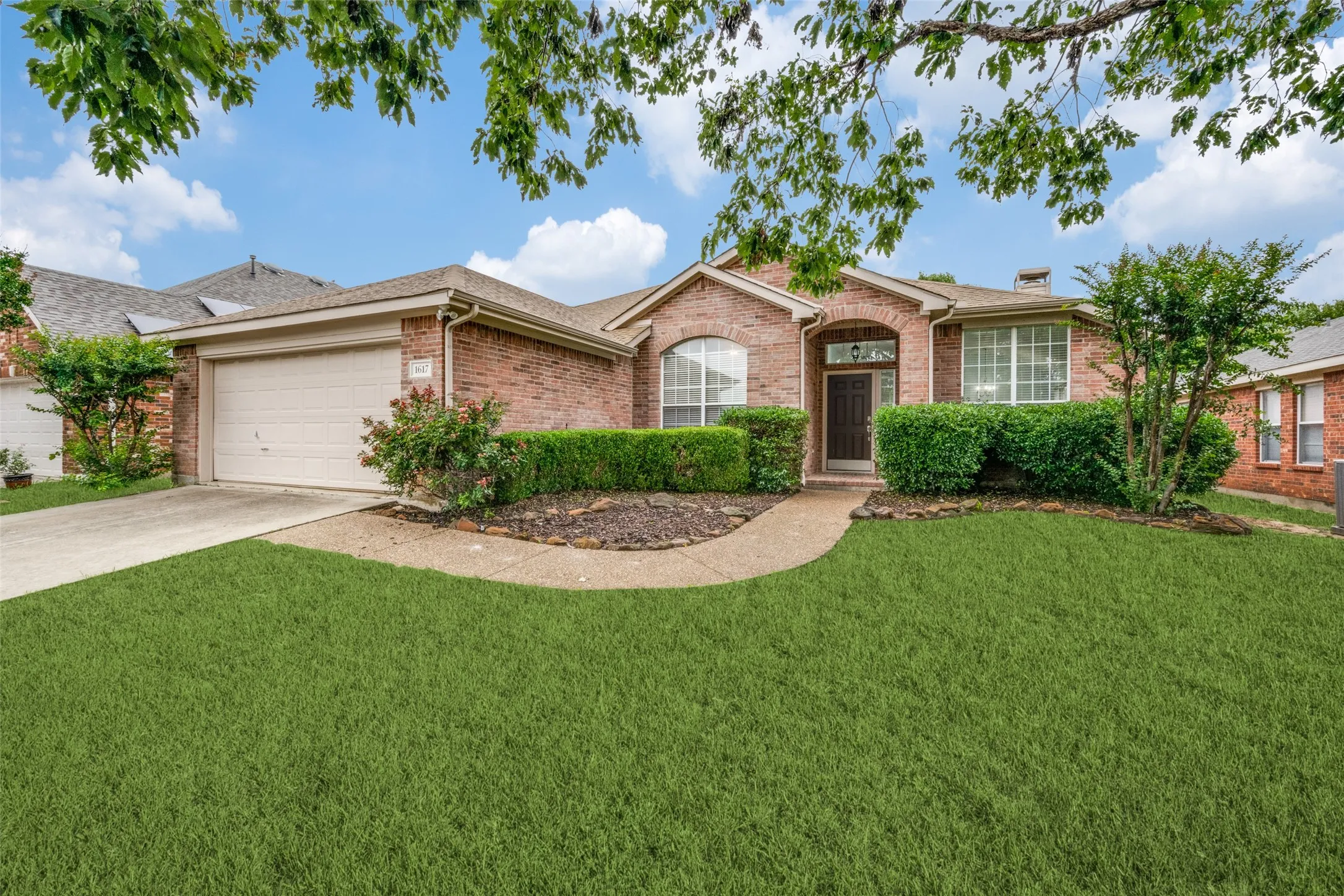 Single Family Residence For Rent in Denton County , 1617 Redwood Drive, Corinth, Texas 76210, 4 Bedroom, 3 Bathroom, 2 Garage spaces, 2,110 Sqft, built in 1999, mls#21379702, Real Estate Agent in Corinth, Homes For Rent in Denton county, Homes For Rent in Corinth, Realtor in Corinth Texas, Real Estate Brokerage Independent Realty Texas, Luminita Cordes Realtor