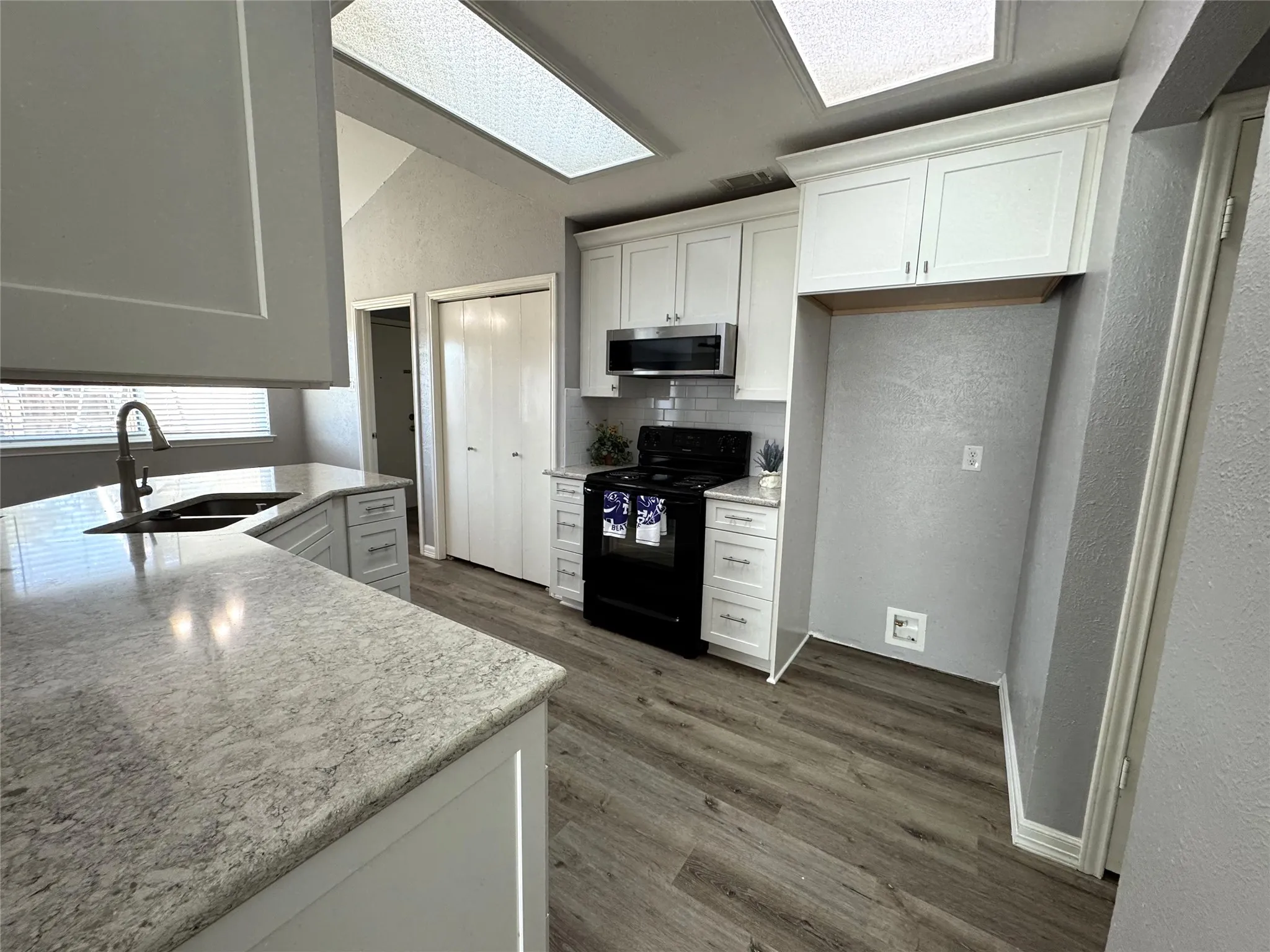 Single Family Residence For Rent in Denton County , 1762 Glencairn Lane, Lewisville, Texas 75067, 3 Bedroom, 2 Bathroom, 2 Garage spaces, 1,661 Sqft, built in 1984, mls#21379711, Real Estate Agent in Lewisville, Homes For Rent in Denton county, Homes For Rent in Lewisville, Realtor in Lewisville Texas, Real Estate Brokerage Independent Realty Texas, Luminita Cordes Realtor