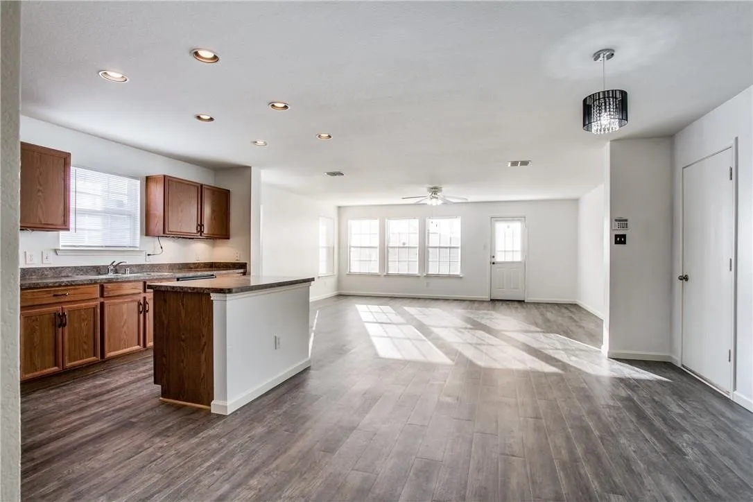 Single Family Residence For Rent in Dallas County , 14816 S Spring Ridge Circle, Balch Springs, Texas 75180, 3 Bedroom, 2 Bathroom, 2 Garage spaces, 2,039 Sqft, built in 2005, mls#21379710, Real Estate Agent in Balch Springs, Homes For Rent in Dallas county, Homes For Rent in Balch Springs, Realtor in Balch Springs Texas, Real Estate Brokerage Independent Realty Texas, Luminita Cordes Realtor
