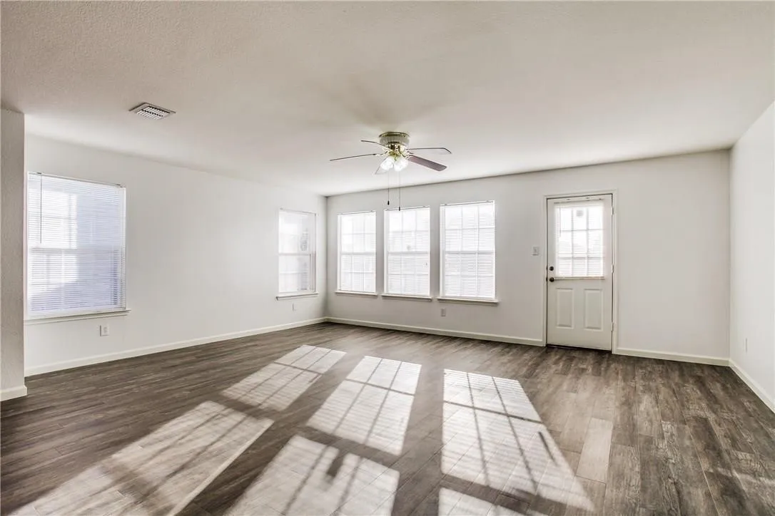 Single Family Residence For Rent in Dallas County , 14816 S Spring Ridge Circle, Balch Springs, Texas 75180, 3 Bedroom, 2 Bathroom, 2 Garage spaces, 2,039 Sqft, built in 2005, mls#21379710, Real Estate Agent in Balch Springs, Homes For Rent in Dallas county, Homes For Rent in Balch Springs, Realtor in Balch Springs Texas, Real Estate Brokerage Independent Realty Texas, Luminita Cordes Realtor
