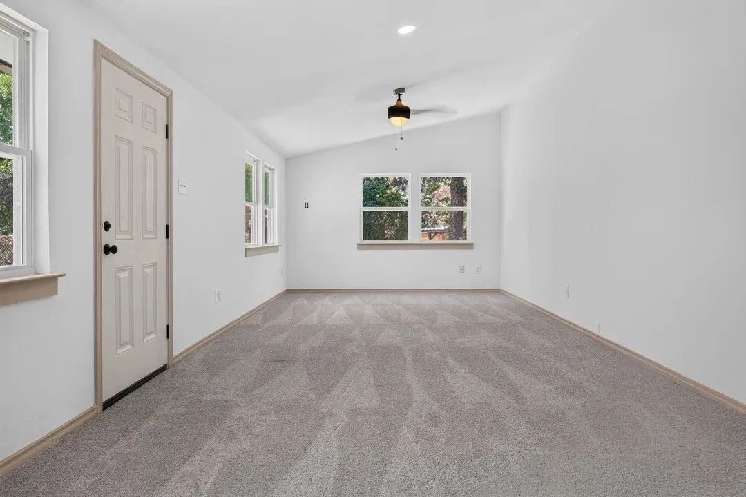 Single Family Residence For Sale in Dallas County , 3811 Ovid Avenue, Dallas, Texas 75224, 4 Bedroom, 2 Bathroom, 1 Garage spaces, 2,121 Sqft, built in 1961, mls#21374611, Real Estate Agent in Dallas, Homes For Sale in Dallas county, Homes For Sale in Dallas, Realtor in Dallas Texas, Real Estate Brokerage Independent Realty Texas, Luminita Cordes Realtor