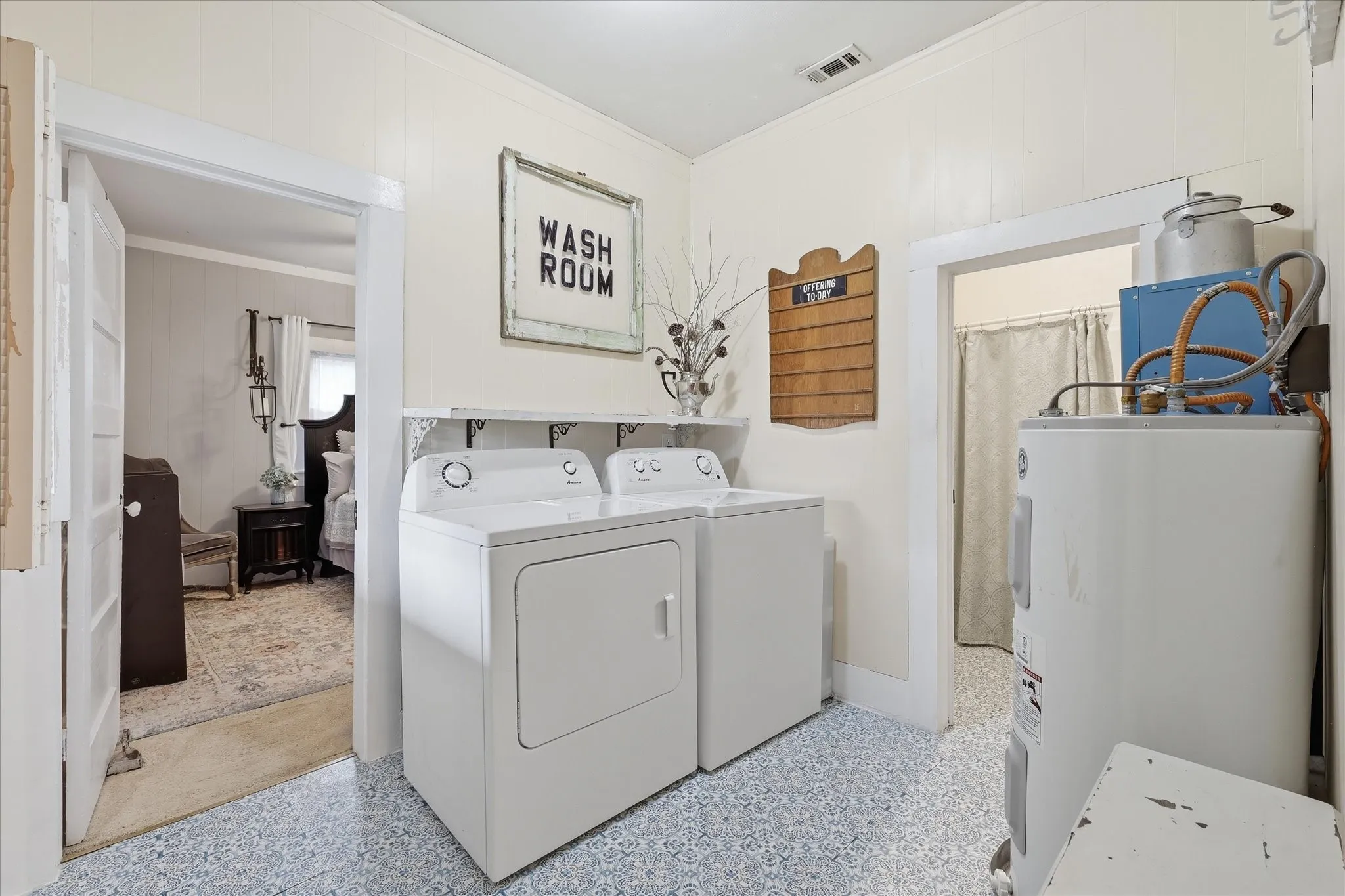 Single Family Residence For Sale in Grayson County , 754 N Main Drive, Van Alstyne, Texas 75495, 3 Bedroom, 1 Bathroom, 1 Garage spaces, 1,152 Sqft, built in 1920, mls#21375620, Real Estate Agent in Van Alstyne, Homes For Sale in Grayson county, Homes For Sale in Van Alstyne, Realtor in Van Alstyne Texas, Real Estate Brokerage Independent Realty Texas, Luminita Cordes Realtor