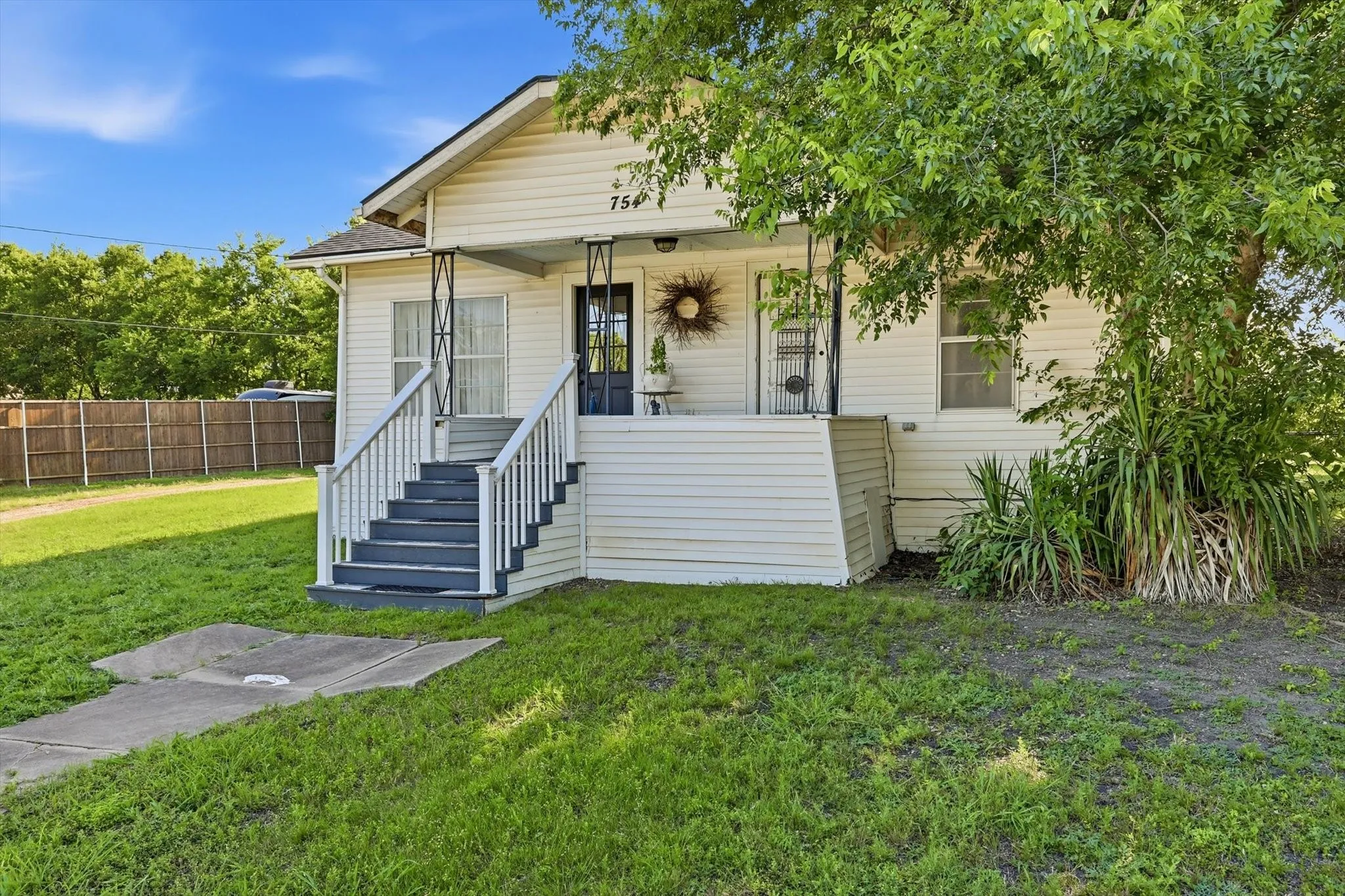 Single Family Residence For Sale in Grayson County , 754 N Main Drive, Van Alstyne, Texas 75495, 3 Bedroom, 1 Bathroom, 1 Garage spaces, 1,152 Sqft, built in 1920, mls#21375620, Real Estate Agent in Van Alstyne, Homes For Sale in Grayson county, Homes For Sale in Van Alstyne, Realtor in Van Alstyne Texas, Real Estate Brokerage Independent Realty Texas, Luminita Cordes Realtor