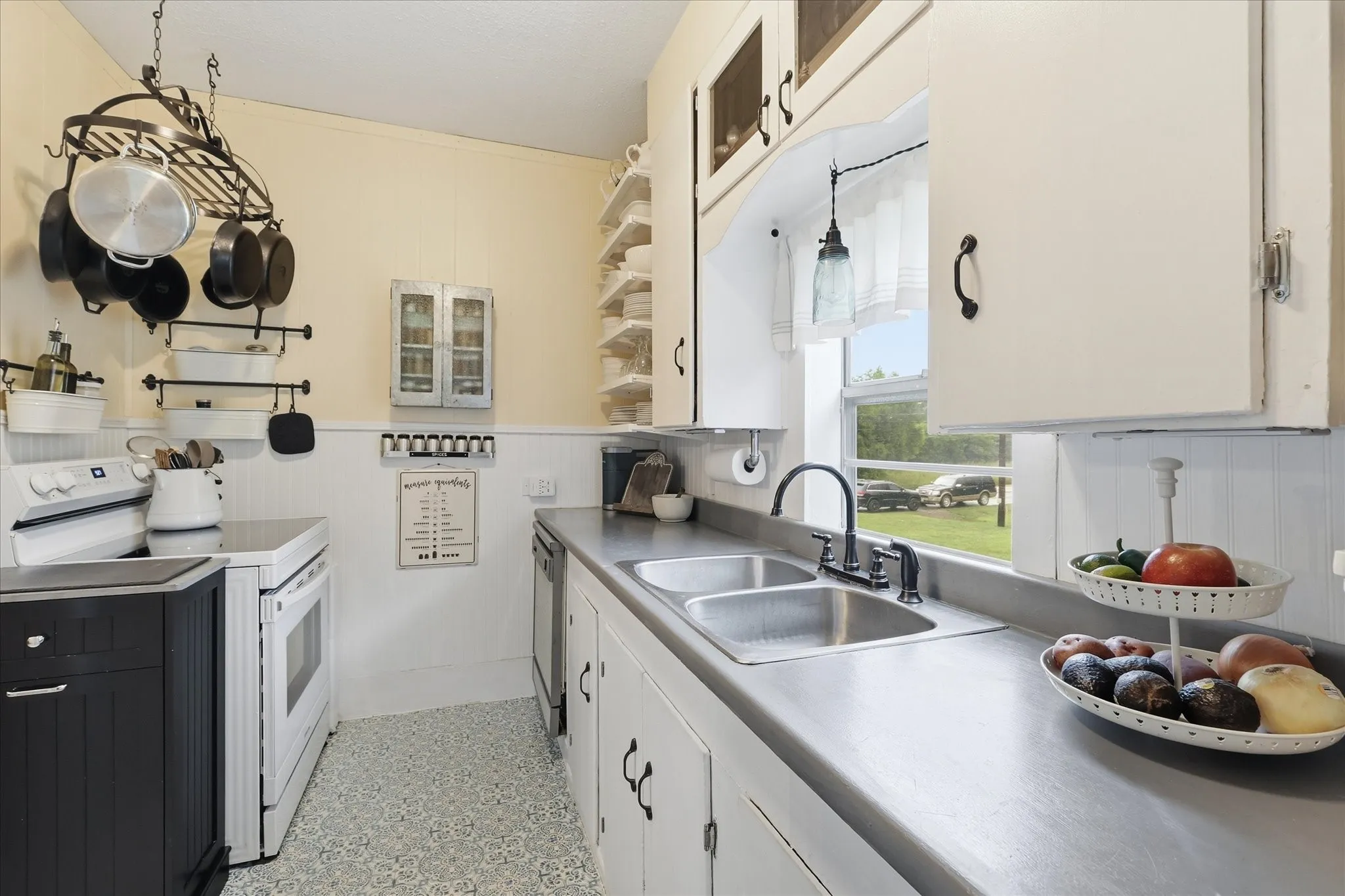 Single Family Residence For Sale in Grayson County , 754 N Main Drive, Van Alstyne, Texas 75495, 3 Bedroom, 1 Bathroom, 1 Garage spaces, 1,152 Sqft, built in 1920, mls#21375620, Real Estate Agent in Van Alstyne, Homes For Sale in Grayson county, Homes For Sale in Van Alstyne, Realtor in Van Alstyne Texas, Real Estate Brokerage Independent Realty Texas, Luminita Cordes Realtor