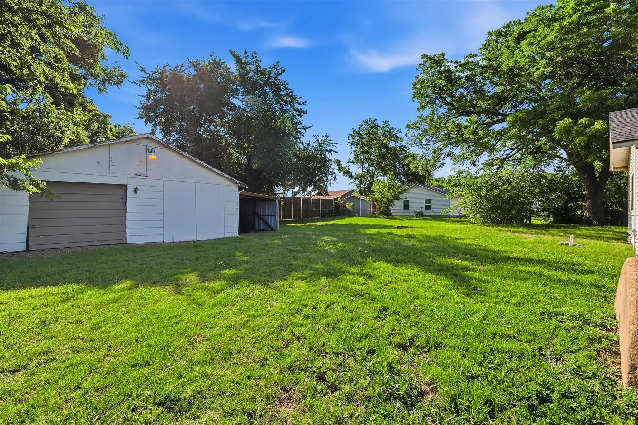 Single Family Residence For Sale in Grayson County , 754 N Main Drive, Van Alstyne, Texas 75495, 3 Bedroom, 1 Bathroom, 1 Garage spaces, 1,152 Sqft, built in 1920, mls#21375620, Real Estate Agent in Van Alstyne, Homes For Sale in Grayson county, Homes For Sale in Van Alstyne, Realtor in Van Alstyne Texas, Real Estate Brokerage Independent Realty Texas, Luminita Cordes Realtor