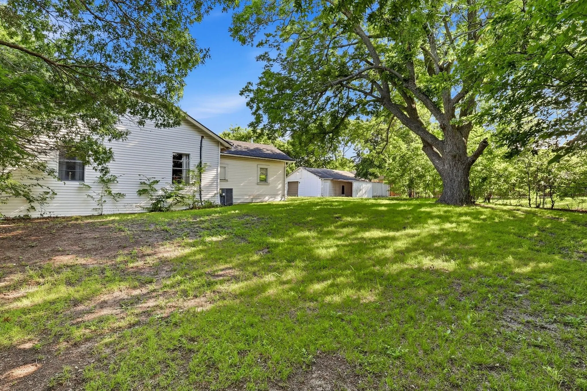Single Family Residence For Sale in Grayson County , 754 N Main Drive, Van Alstyne, Texas 75495, 3 Bedroom, 1 Bathroom, 1 Garage spaces, 1,152 Sqft, built in 1920, mls#21375620, Real Estate Agent in Van Alstyne, Homes For Sale in Grayson county, Homes For Sale in Van Alstyne, Realtor in Van Alstyne Texas, Real Estate Brokerage Independent Realty Texas, Luminita Cordes Realtor