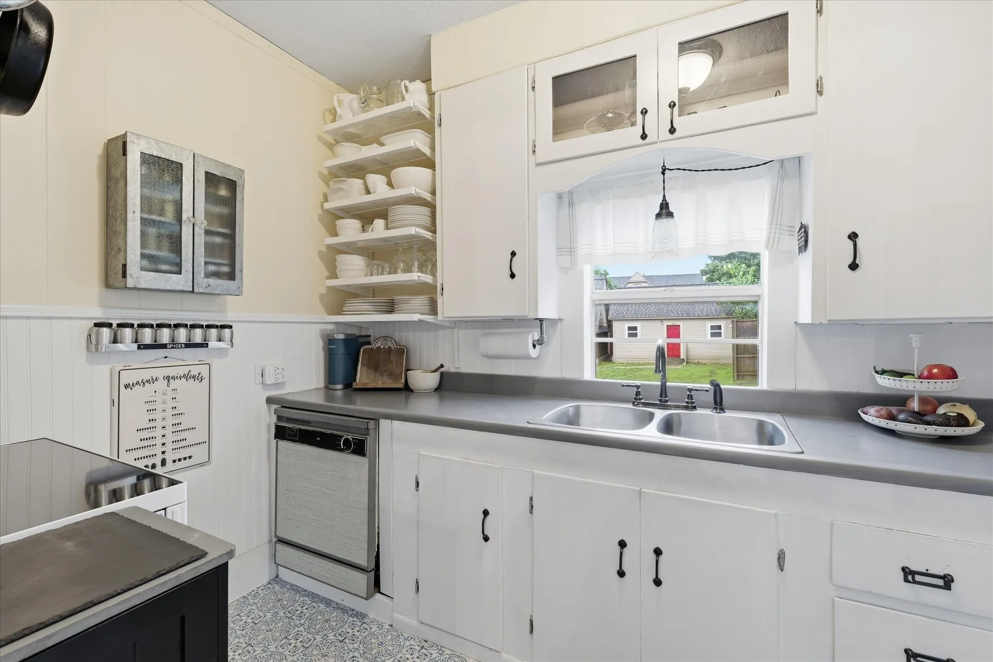 Single Family Residence For Sale in Grayson County , 754 N Main Drive, Van Alstyne, Texas 75495, 3 Bedroom, 1 Bathroom, 1 Garage spaces, 1,152 Sqft, built in 1920, mls#21375620, Real Estate Agent in Van Alstyne, Homes For Sale in Grayson county, Homes For Sale in Van Alstyne, Realtor in Van Alstyne Texas, Real Estate Brokerage Independent Realty Texas, Luminita Cordes Realtor