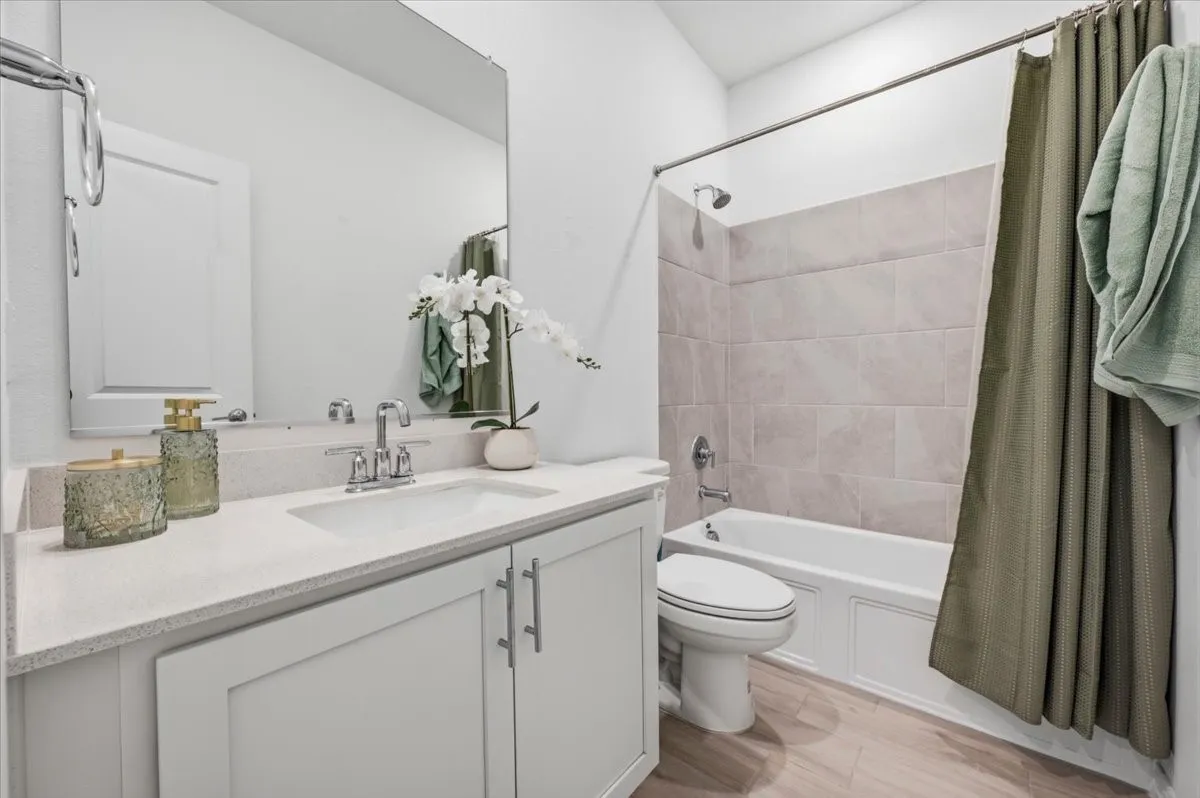 Full bathroom for guest bedroom 3, bedroom 4 and flex room/office
