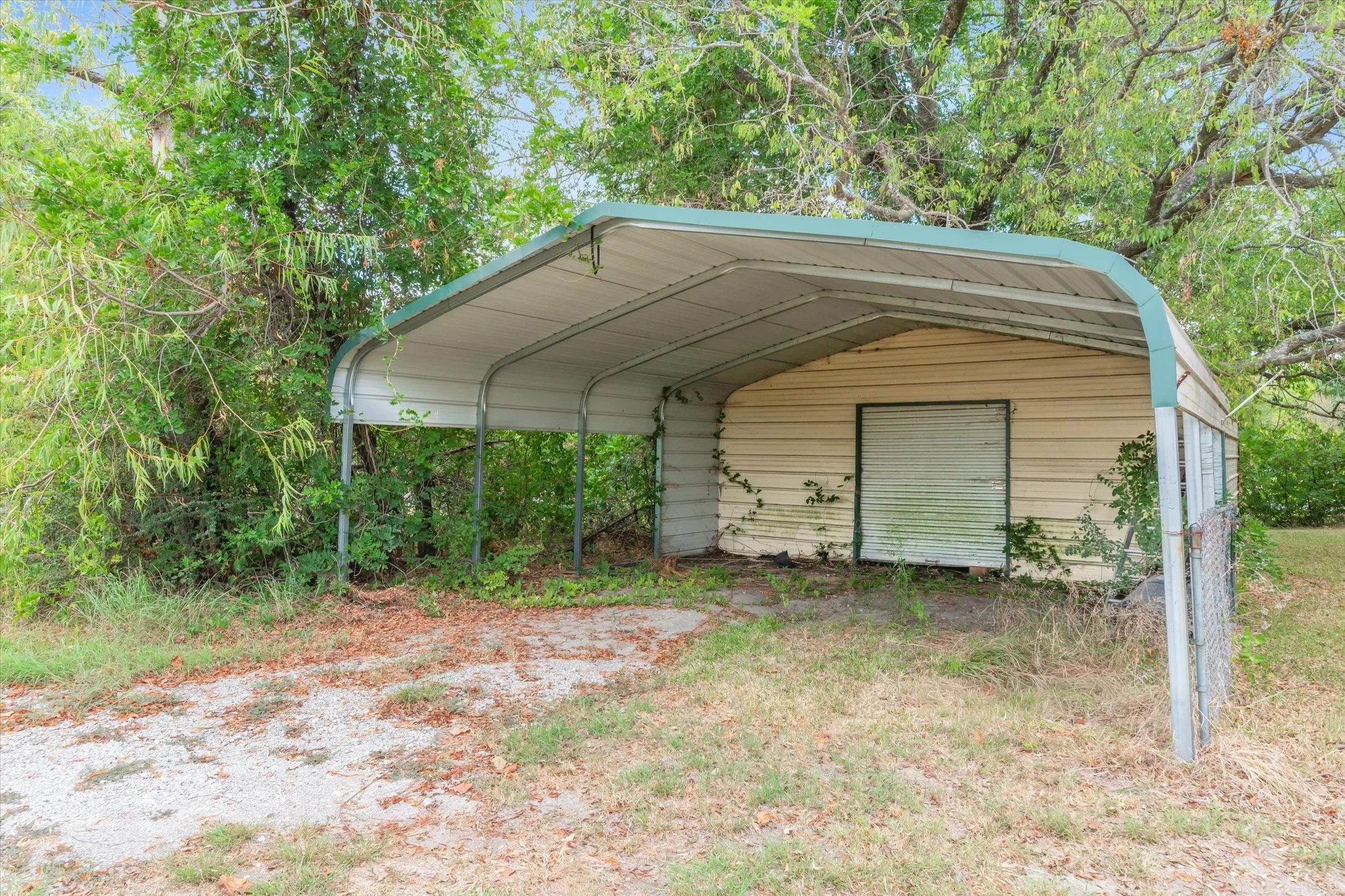 Single Family Residence For Sale in Van Zandt County , 259 Vz County Road 3406, Wills Point, Texas 75169, 2 Bedroom, 2 Bathroom, Garage spaces, 1,362 Sqft, built in 1979, mls#21378641, Real Estate Agent in Wills Point, Homes For Sale in Van Zandt county, Homes For Sale in Wills Point, Realtor in Wills Point Texas, Real Estate Brokerage Independent Realty Texas, Luminita Cordes Realtor