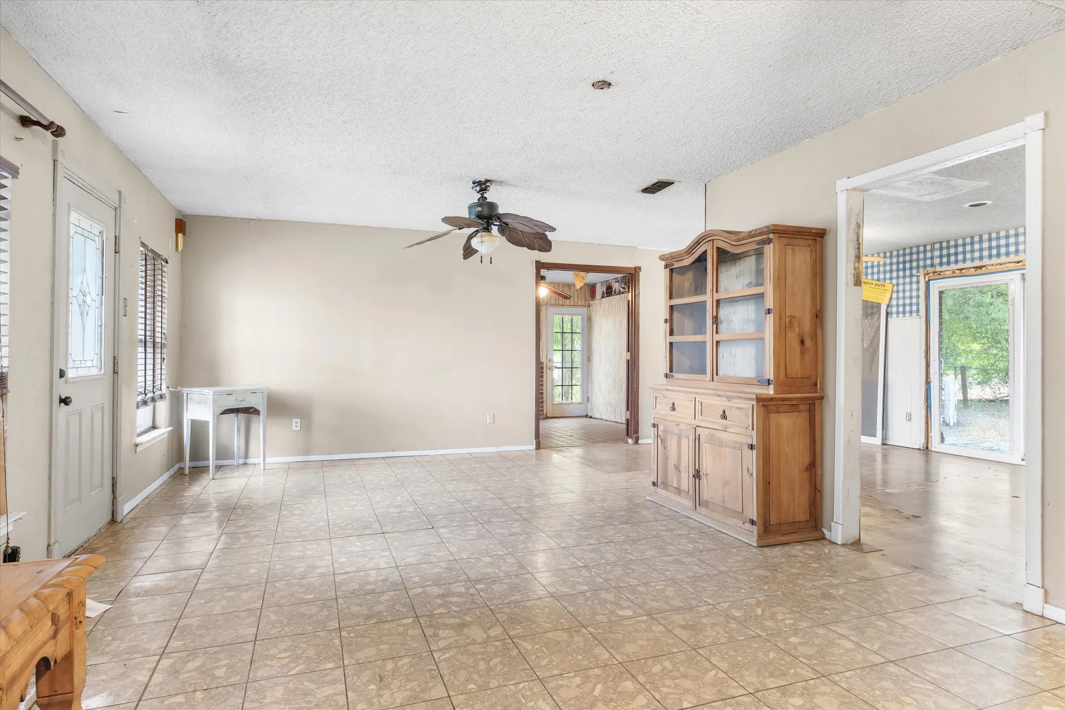 Single Family Residence For Sale in Van Zandt County , 259 Vz County Road 3406, Wills Point, Texas 75169, 2 Bedroom, 2 Bathroom, Garage spaces, 1,362 Sqft, built in 1979, mls#21378641, Real Estate Agent in Wills Point, Homes For Sale in Van Zandt county, Homes For Sale in Wills Point, Realtor in Wills Point Texas, Real Estate Brokerage Independent Realty Texas, Luminita Cordes Realtor
