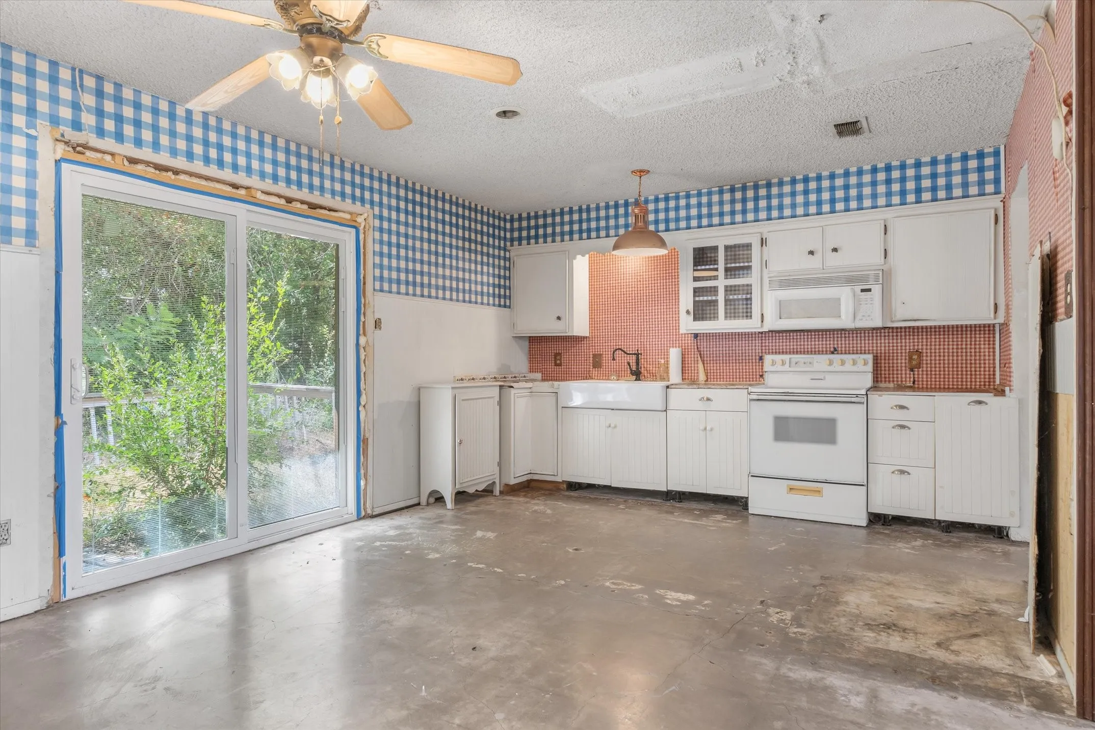 Single Family Residence For Sale in Van Zandt County , 259 Vz County Road 3406, Wills Point, Texas 75169, 2 Bedroom, 2 Bathroom, Garage spaces, 1,362 Sqft, built in 1979, mls#21378641, Real Estate Agent in Wills Point, Homes For Sale in Van Zandt county, Homes For Sale in Wills Point, Realtor in Wills Point Texas, Real Estate Brokerage Independent Realty Texas, Luminita Cordes Realtor