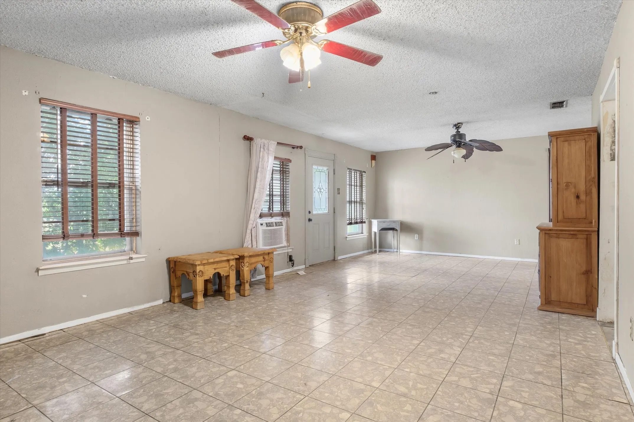 Single Family Residence For Sale in Van Zandt County , 259 Vz County Road 3406, Wills Point, Texas 75169, 2 Bedroom, 2 Bathroom, Garage spaces, 1,362 Sqft, built in 1979, mls#21378641, Real Estate Agent in Wills Point, Homes For Sale in Van Zandt county, Homes For Sale in Wills Point, Realtor in Wills Point Texas, Real Estate Brokerage Independent Realty Texas, Luminita Cordes Realtor