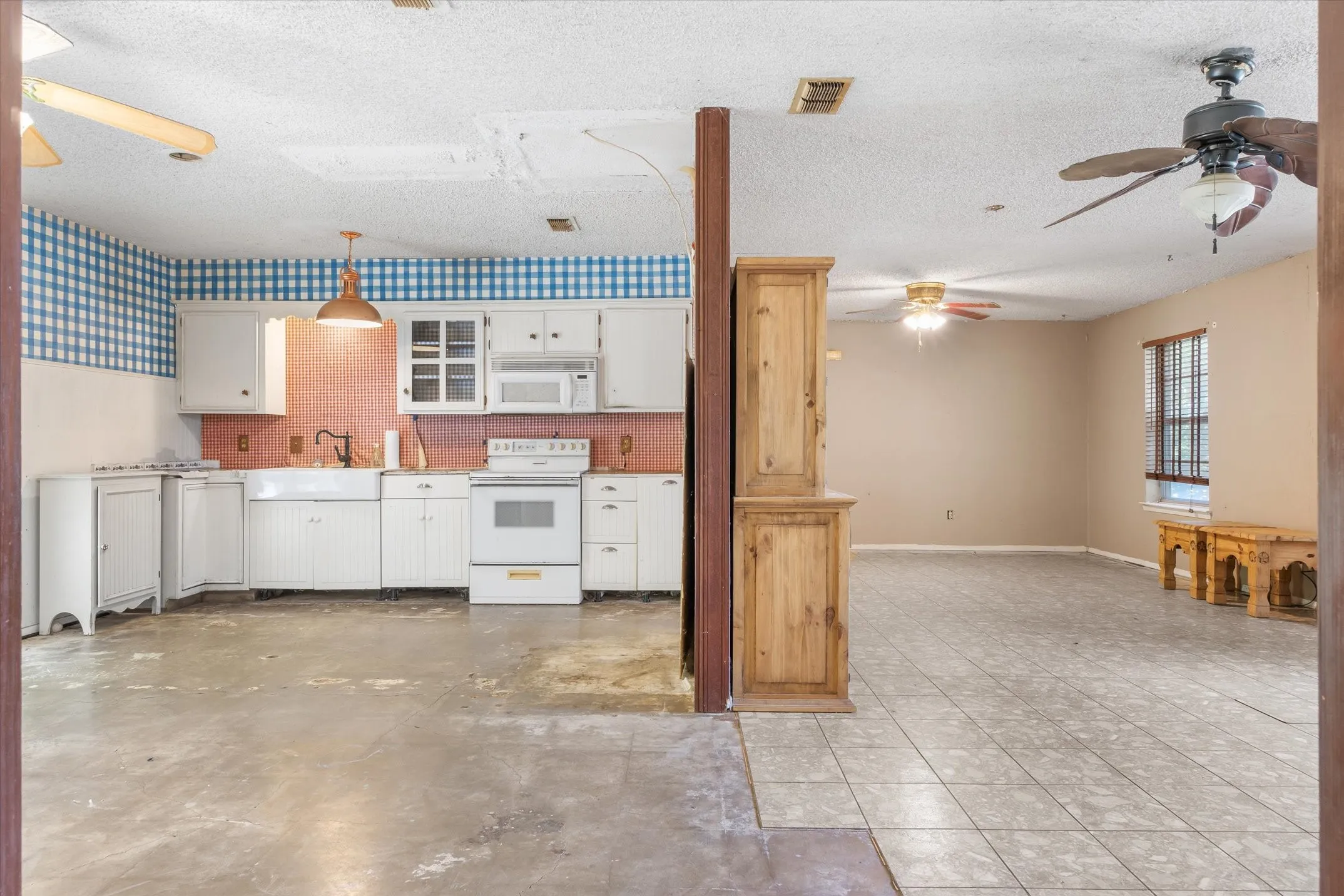 Single Family Residence For Sale in Van Zandt County , 259 Vz County Road 3406, Wills Point, Texas 75169, 2 Bedroom, 2 Bathroom, Garage spaces, 1,362 Sqft, built in 1979, mls#21378641, Real Estate Agent in Wills Point, Homes For Sale in Van Zandt county, Homes For Sale in Wills Point, Realtor in Wills Point Texas, Real Estate Brokerage Independent Realty Texas, Luminita Cordes Realtor