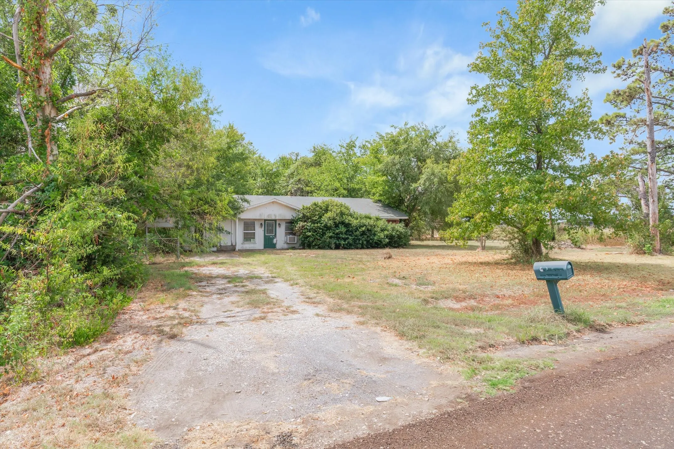 Single Family Residence For Sale in Van Zandt County , 259 Vz County Road 3406, Wills Point, Texas 75169, 2 Bedroom, 2 Bathroom, Garage spaces, 1,362 Sqft, built in 1979, mls#21378641, Real Estate Agent in Wills Point, Homes For Sale in Van Zandt county, Homes For Sale in Wills Point, Realtor in Wills Point Texas, Real Estate Brokerage Independent Realty Texas, Luminita Cordes Realtor