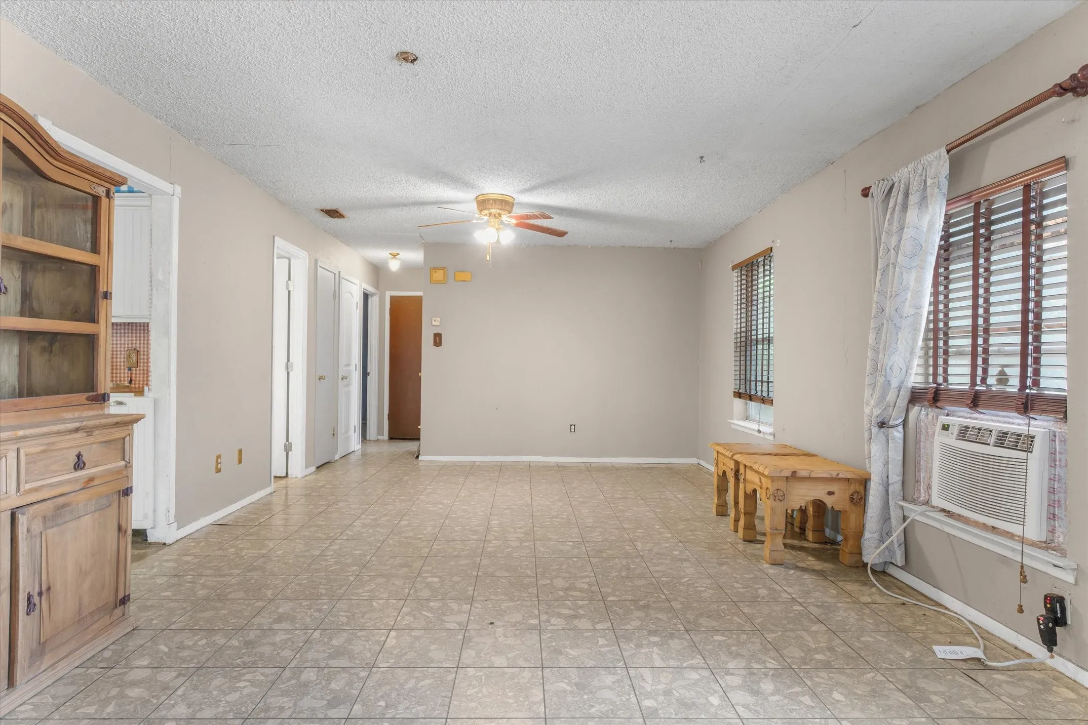 Single Family Residence For Sale in Van Zandt County , 259 Vz County Road 3406, Wills Point, Texas 75169, 2 Bedroom, 2 Bathroom, Garage spaces, 1,362 Sqft, built in 1979, mls#21378641, Real Estate Agent in Wills Point, Homes For Sale in Van Zandt county, Homes For Sale in Wills Point, Realtor in Wills Point Texas, Real Estate Brokerage Independent Realty Texas, Luminita Cordes Realtor