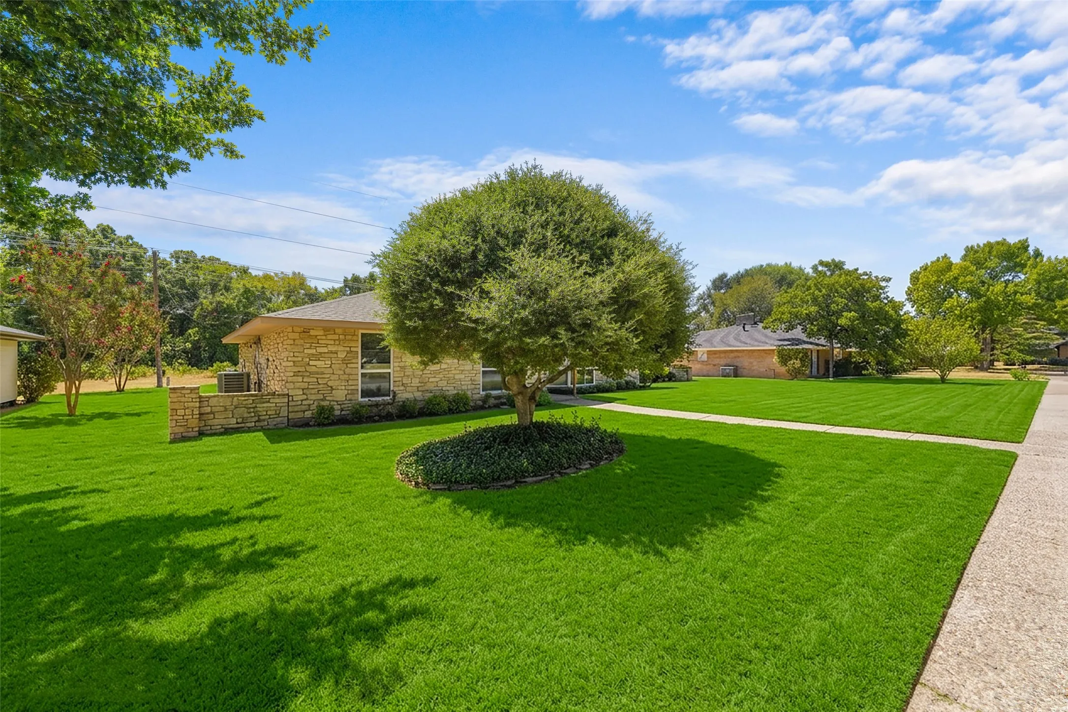 Single Family Residence For Sale in Dallas County , 336 Woodbrook Drive, De Soto, Texas 75115, 3 Bedroom, 2 Bathroom, 2 Garage spaces, 2,059 Sqft, built in 1974, mls#21376543, Real Estate Agent in De Soto, Homes For Sale in Dallas county, Homes For Sale in De Soto, Realtor in De Soto Texas, Real Estate Brokerage Independent Realty Texas, Luminita Cordes Realtor