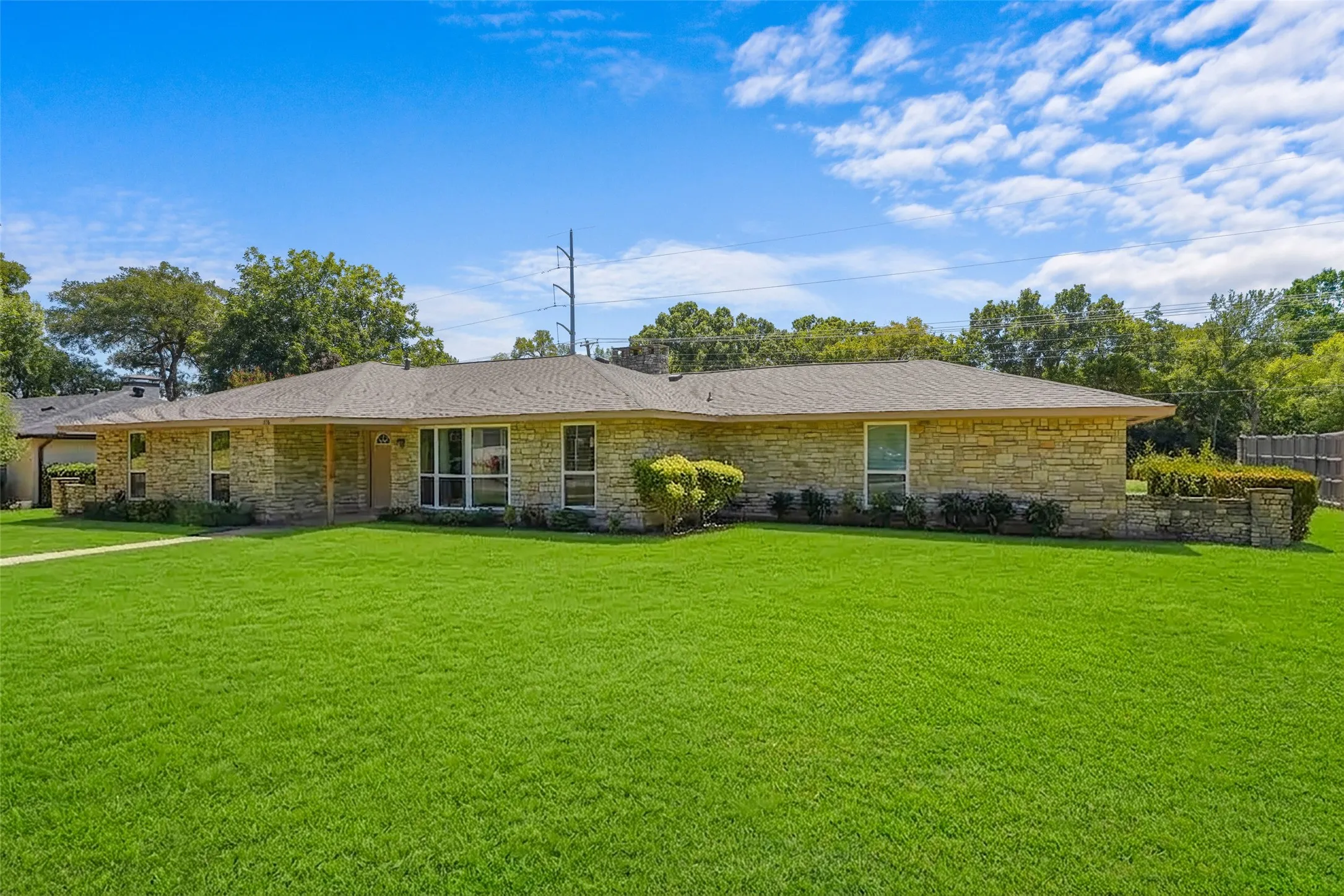 Single Family Residence For Sale in Dallas County , 336 Woodbrook Drive, De Soto, Texas 75115, 3 Bedroom, 2 Bathroom, 2 Garage spaces, 2,059 Sqft, built in 1974, mls#21376543, Real Estate Agent in De Soto, Homes For Sale in Dallas county, Homes For Sale in De Soto, Realtor in De Soto Texas, Real Estate Brokerage Independent Realty Texas, Luminita Cordes Realtor