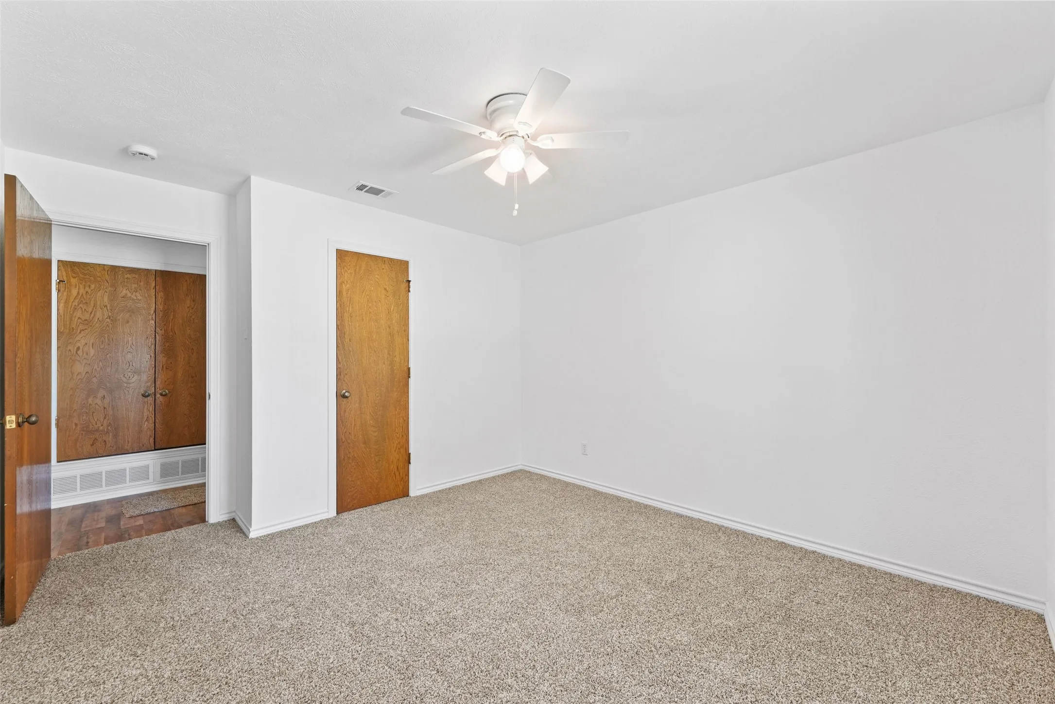 Single Family Residence For Sale in Dallas County , 336 Woodbrook Drive, De Soto, Texas 75115, 3 Bedroom, 2 Bathroom, 2 Garage spaces, 2,059 Sqft, built in 1974, mls#21376543, Real Estate Agent in De Soto, Homes For Sale in Dallas county, Homes For Sale in De Soto, Realtor in De Soto Texas, Real Estate Brokerage Independent Realty Texas, Luminita Cordes Realtor