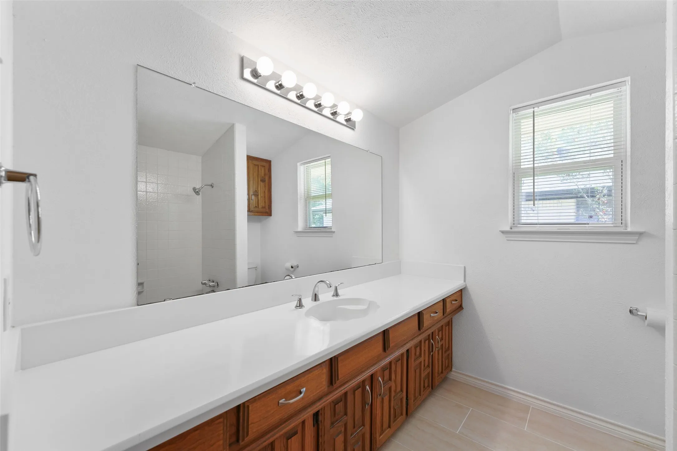 Single Family Residence For Sale in Dallas County , 336 Woodbrook Drive, De Soto, Texas 75115, 3 Bedroom, 2 Bathroom, 2 Garage spaces, 2,059 Sqft, built in 1974, mls#21376543, Real Estate Agent in De Soto, Homes For Sale in Dallas county, Homes For Sale in De Soto, Realtor in De Soto Texas, Real Estate Brokerage Independent Realty Texas, Luminita Cordes Realtor