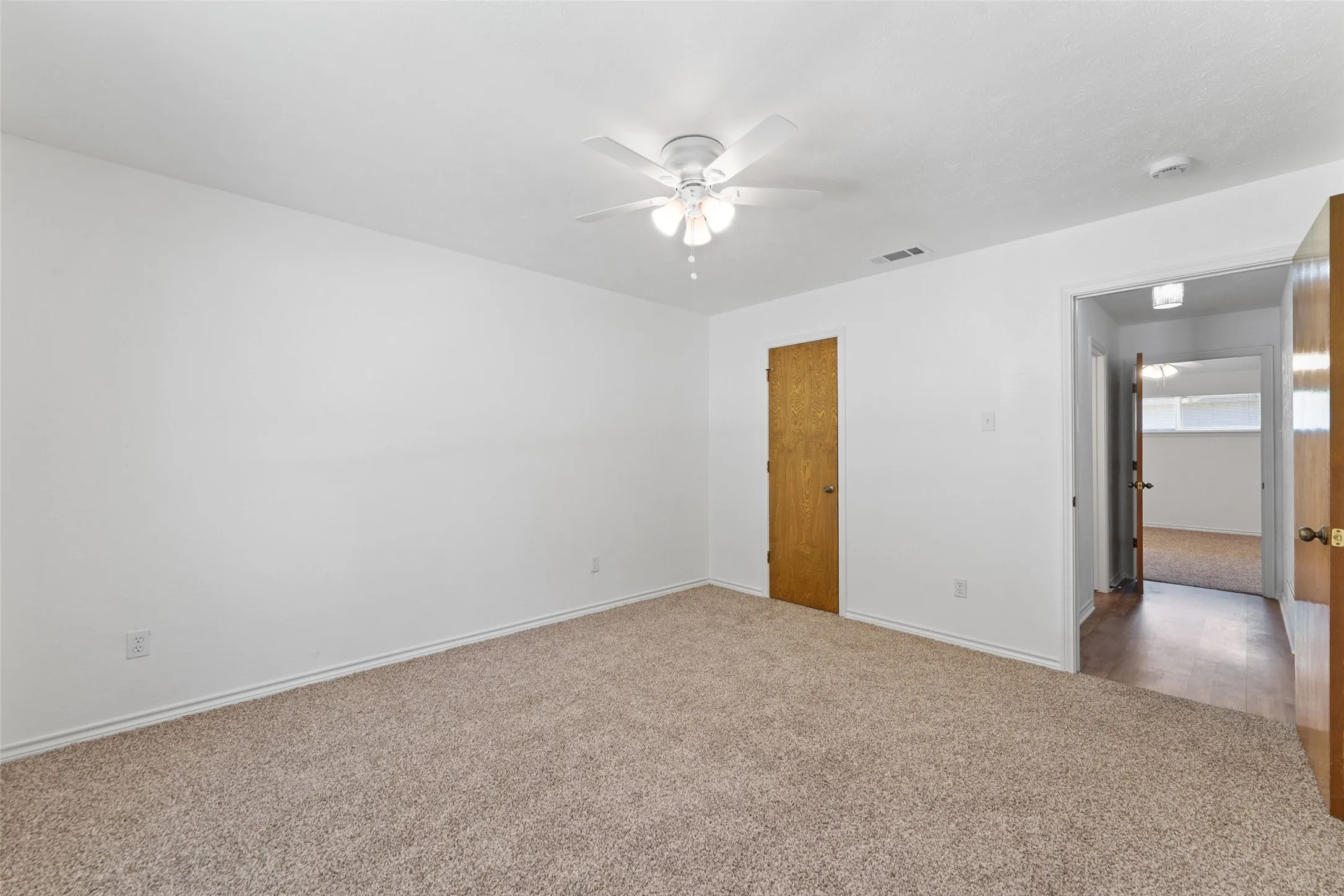 Single Family Residence For Sale in Dallas County , 336 Woodbrook Drive, De Soto, Texas 75115, 3 Bedroom, 2 Bathroom, 2 Garage spaces, 2,059 Sqft, built in 1974, mls#21376543, Real Estate Agent in De Soto, Homes For Sale in Dallas county, Homes For Sale in De Soto, Realtor in De Soto Texas, Real Estate Brokerage Independent Realty Texas, Luminita Cordes Realtor