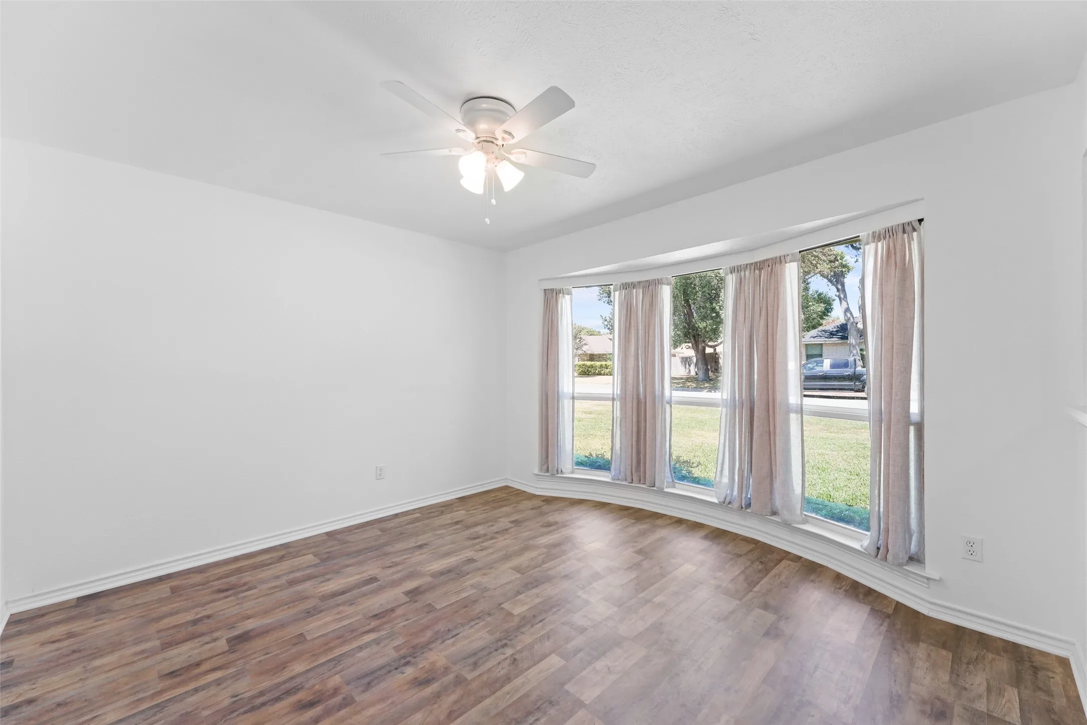 Single Family Residence For Sale in Dallas County , 336 Woodbrook Drive, De Soto, Texas 75115, 3 Bedroom, 2 Bathroom, 2 Garage spaces, 2,059 Sqft, built in 1974, mls#21376543, Real Estate Agent in De Soto, Homes For Sale in Dallas county, Homes For Sale in De Soto, Realtor in De Soto Texas, Real Estate Brokerage Independent Realty Texas, Luminita Cordes Realtor