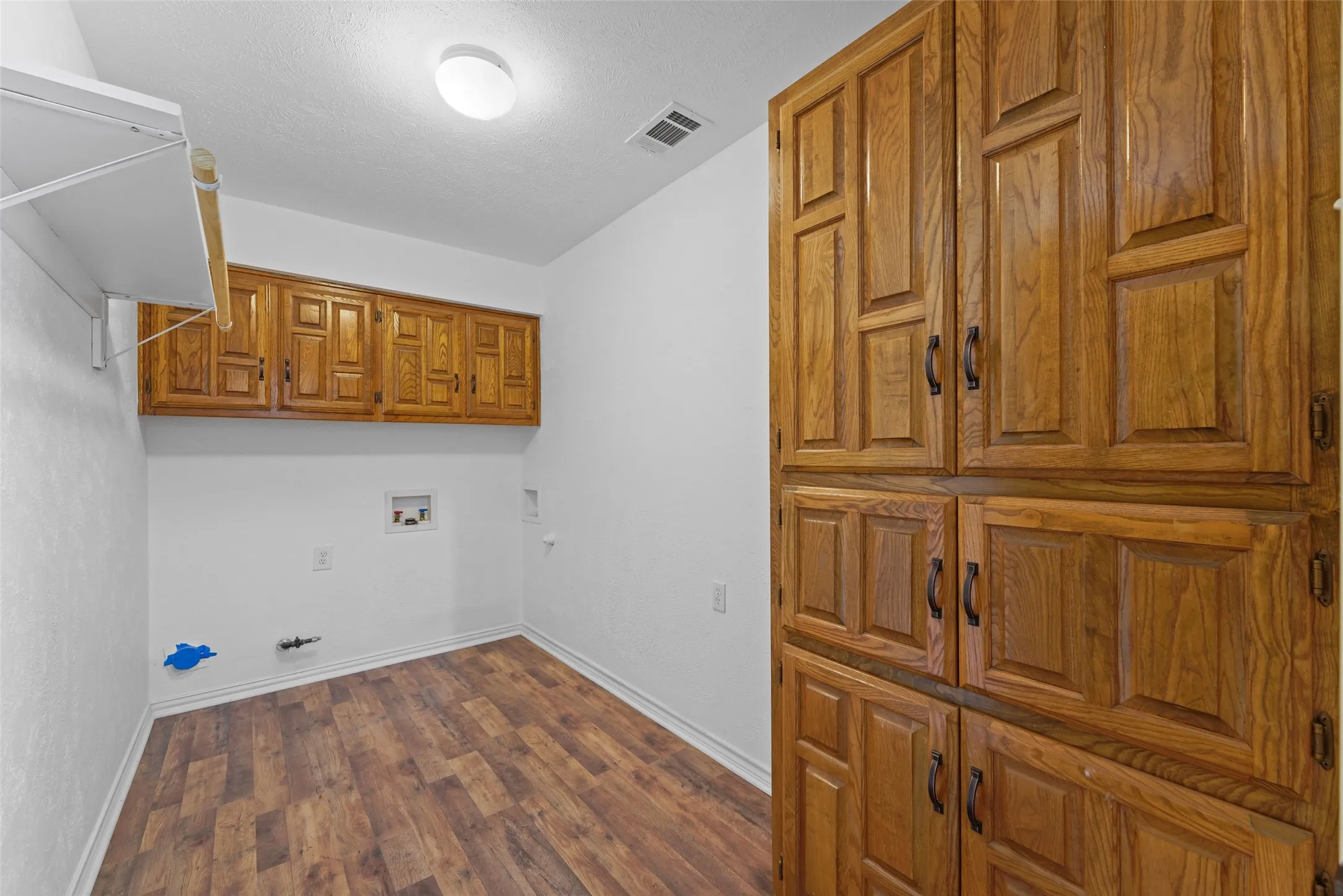Single Family Residence For Sale in Dallas County , 336 Woodbrook Drive, De Soto, Texas 75115, 3 Bedroom, 2 Bathroom, 2 Garage spaces, 2,059 Sqft, built in 1974, mls#21376543, Real Estate Agent in De Soto, Homes For Sale in Dallas county, Homes For Sale in De Soto, Realtor in De Soto Texas, Real Estate Brokerage Independent Realty Texas, Luminita Cordes Realtor