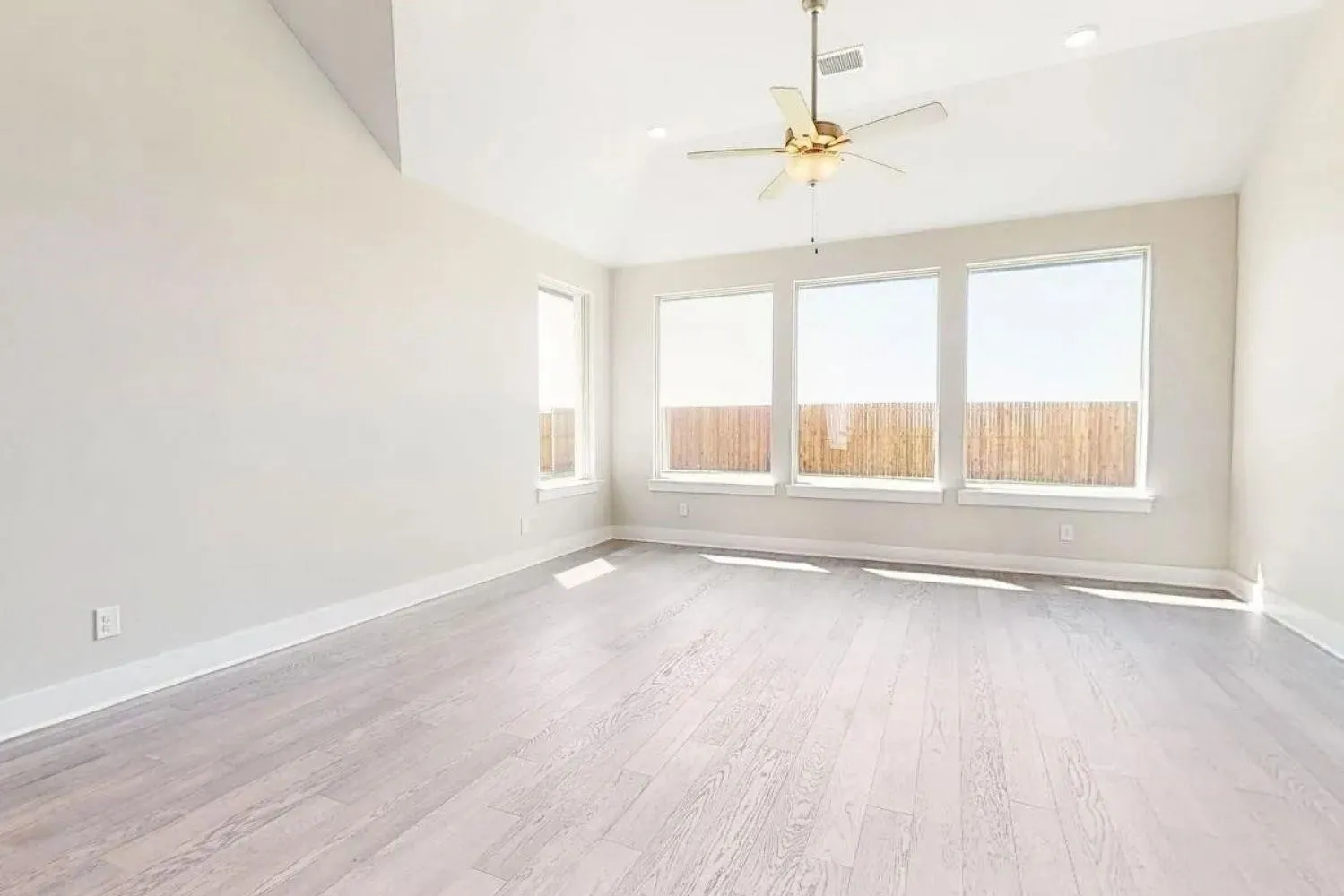 Single Family Residence For Rent in Kaufman County , 1432 Lawnview Drive, Forney, Texas 75126, 3 Bedroom, 2 Bathroom, 2 Garage spaces, 2,110 Sqft, built in 2022, mls#21379713, Real Estate Agent in Forney, Homes For Rent in Kaufman county, Homes For Rent in Forney, Realtor in Forney Texas, Real Estate Brokerage Independent Realty Texas, Luminita Cordes Realtor