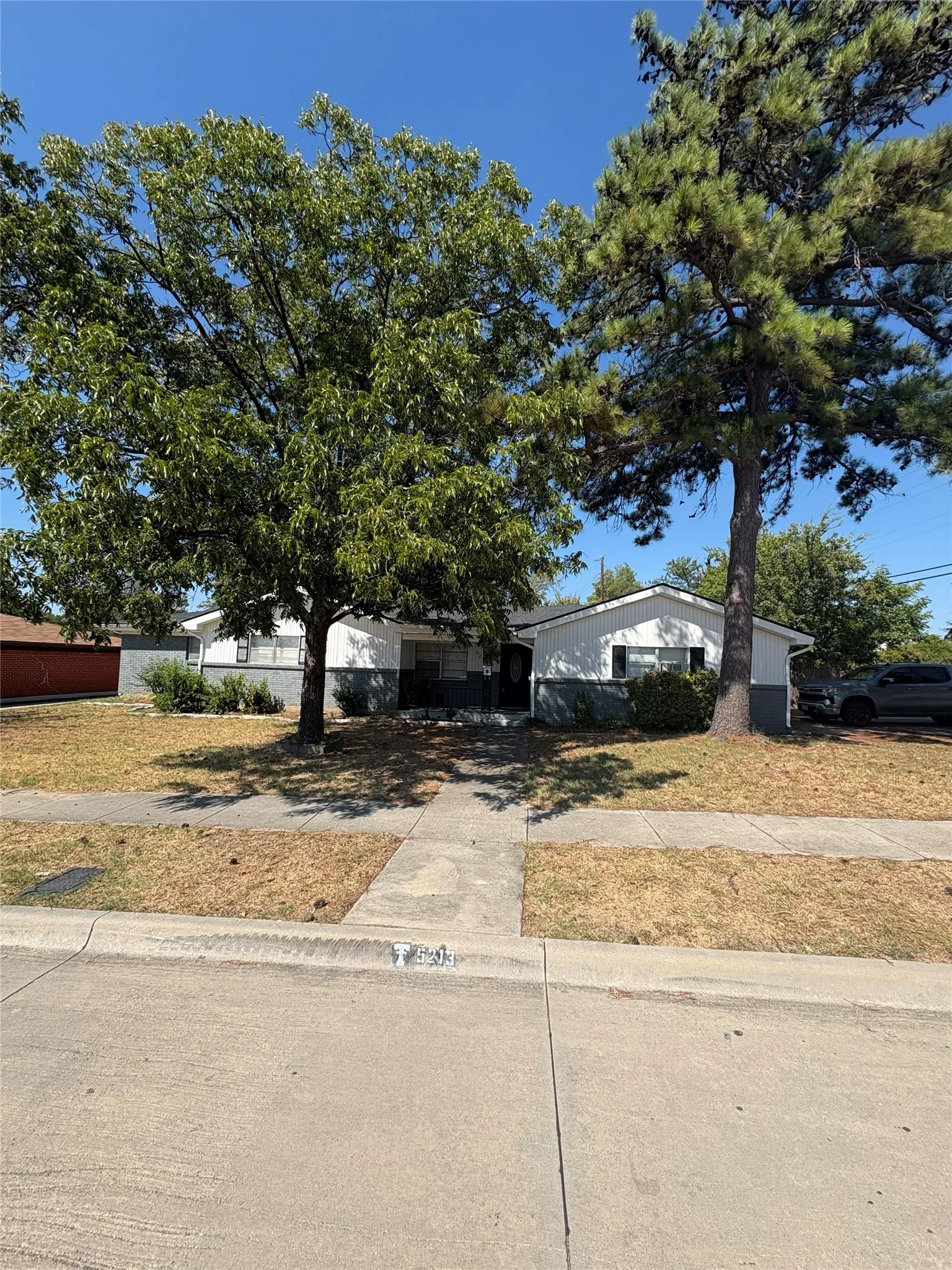 Single Family Residence For Rent in Tarrant County , 5213 Colorado Boulevard, North Richland Hills, Texas 76180, 5 Bedroom, 3 Bathroom, Garage spaces, 2,676 Sqft, built in 1959, mls#21379735, Real Estate Agent in North Richland Hills, Homes For Rent in Tarrant county, Homes For Rent in North Richland Hills, Realtor in North Richland Hills Texas, Real Estate Brokerage Independent Realty Texas, Luminita Cordes Realtor