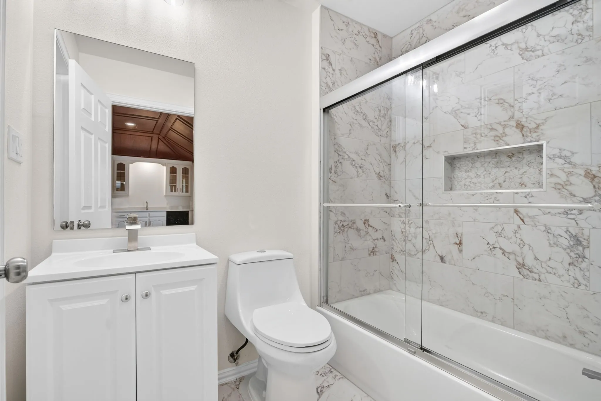 ensuite bath with hall access